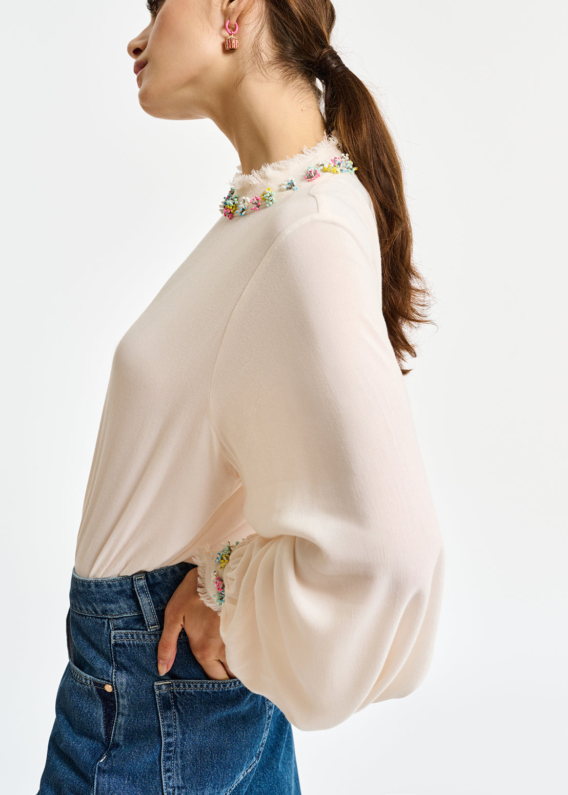 Top blanc cassé avec col montant et perles RE—SSENTIEL | Essentiel second hand