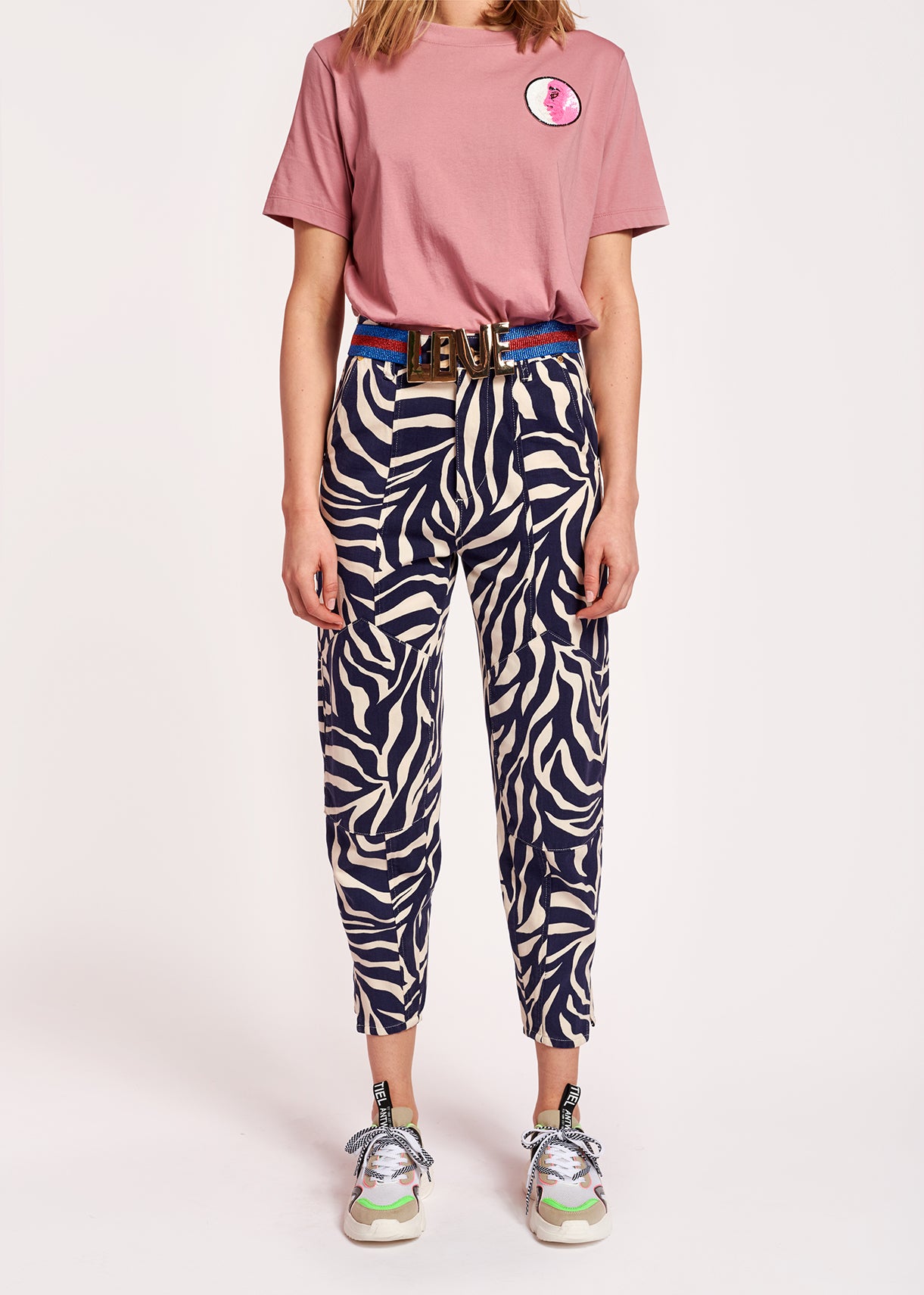 Cargobroek met gebroken witte en marineblauwe zebraprint RE—SSENTIEL | Essentiel second hand