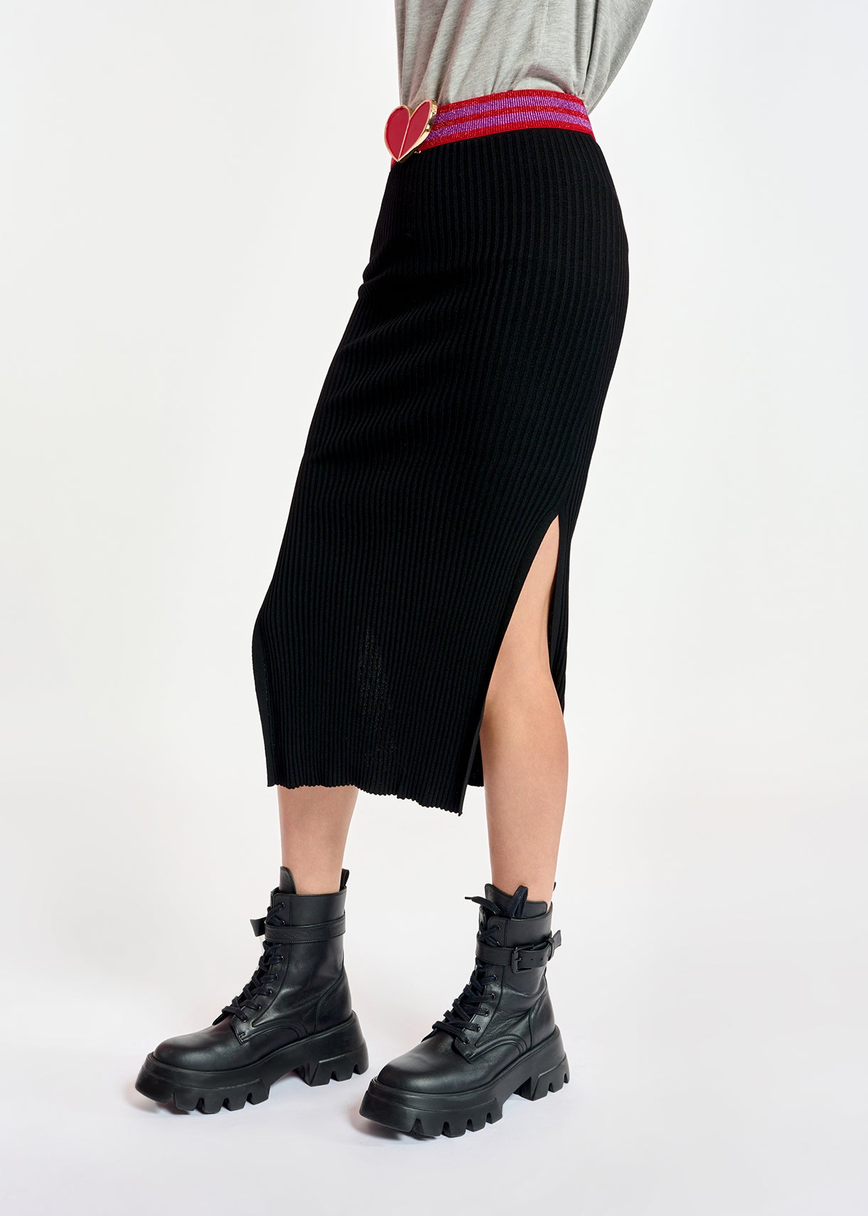 Zwarte ribgebreide midirok met split RE—SSENTIEL | Essentiel second hand