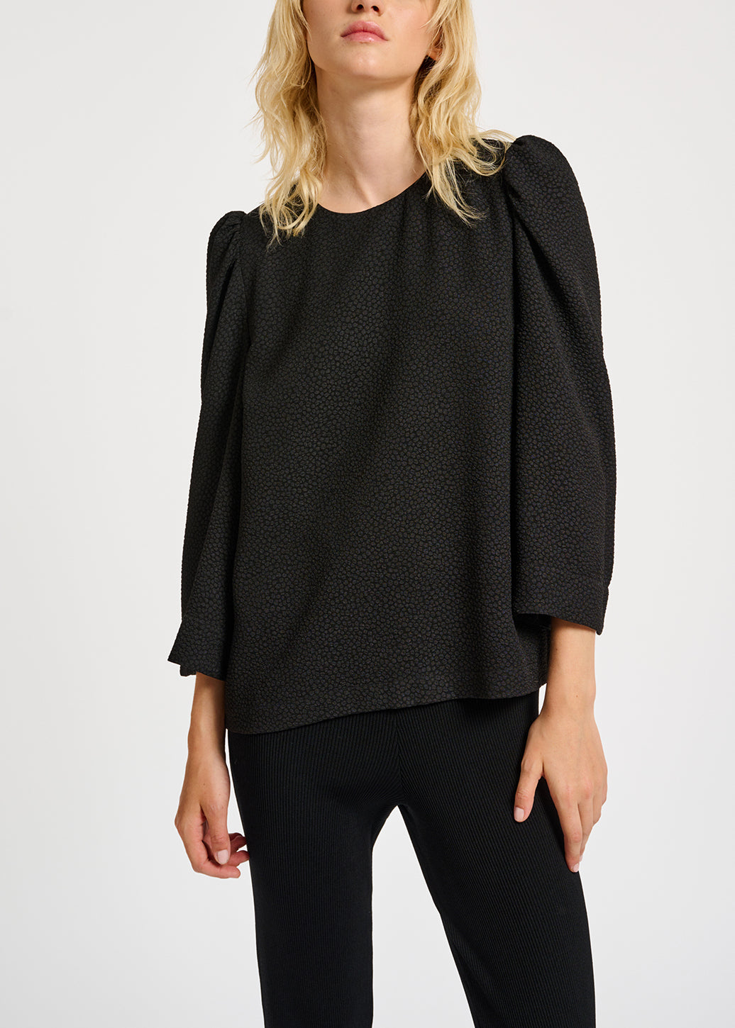 Top noir à manches trompettes RE—SSENTIEL | Essentiel second hand