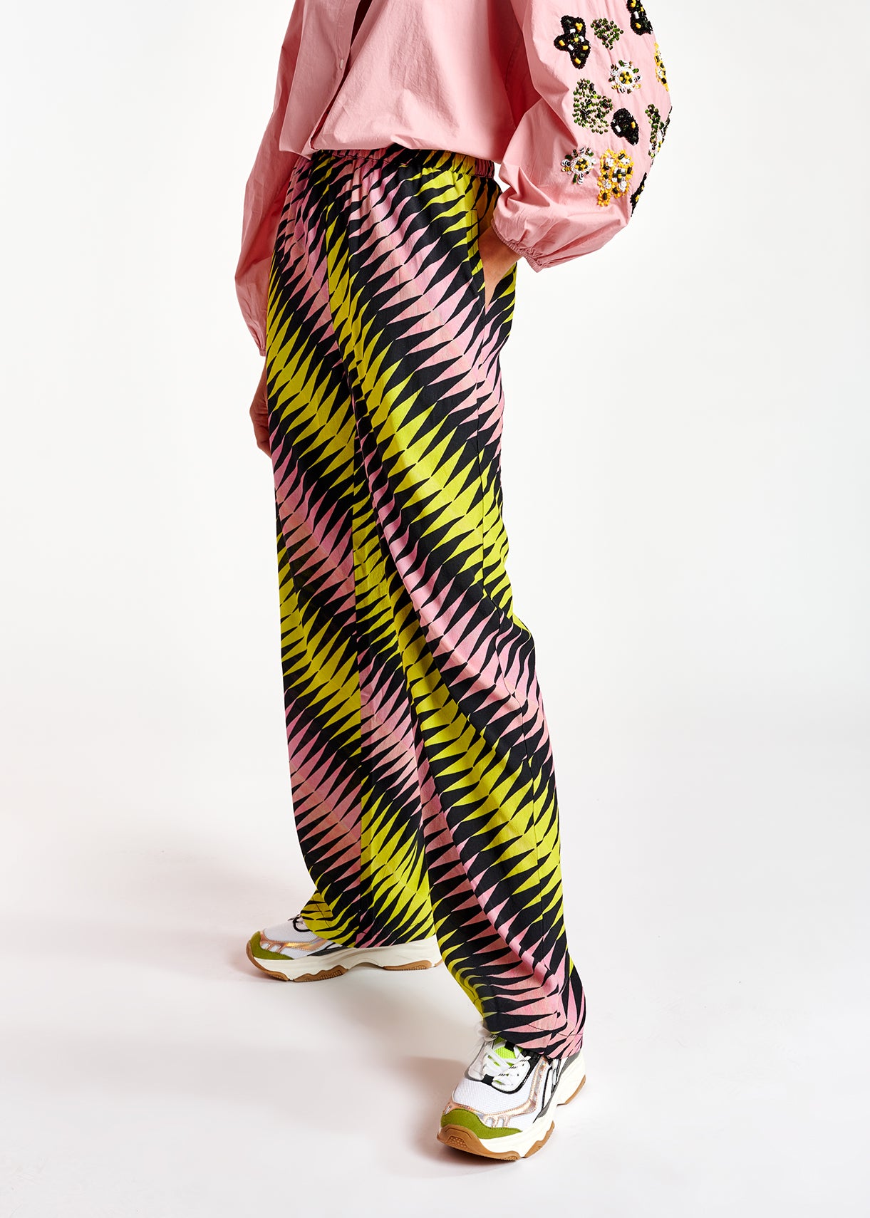 Pantalon à imprimé graphique rose, noir et jaune RE—SSENTIEL | Essentiel second hand