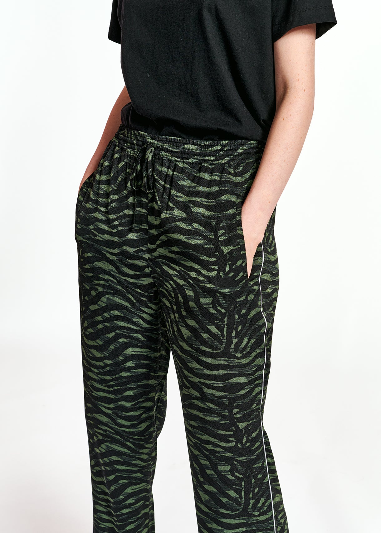 Pyjamabroek met kaki en zwarte zebraprint RE—SSENTIEL | Essentiel second hand