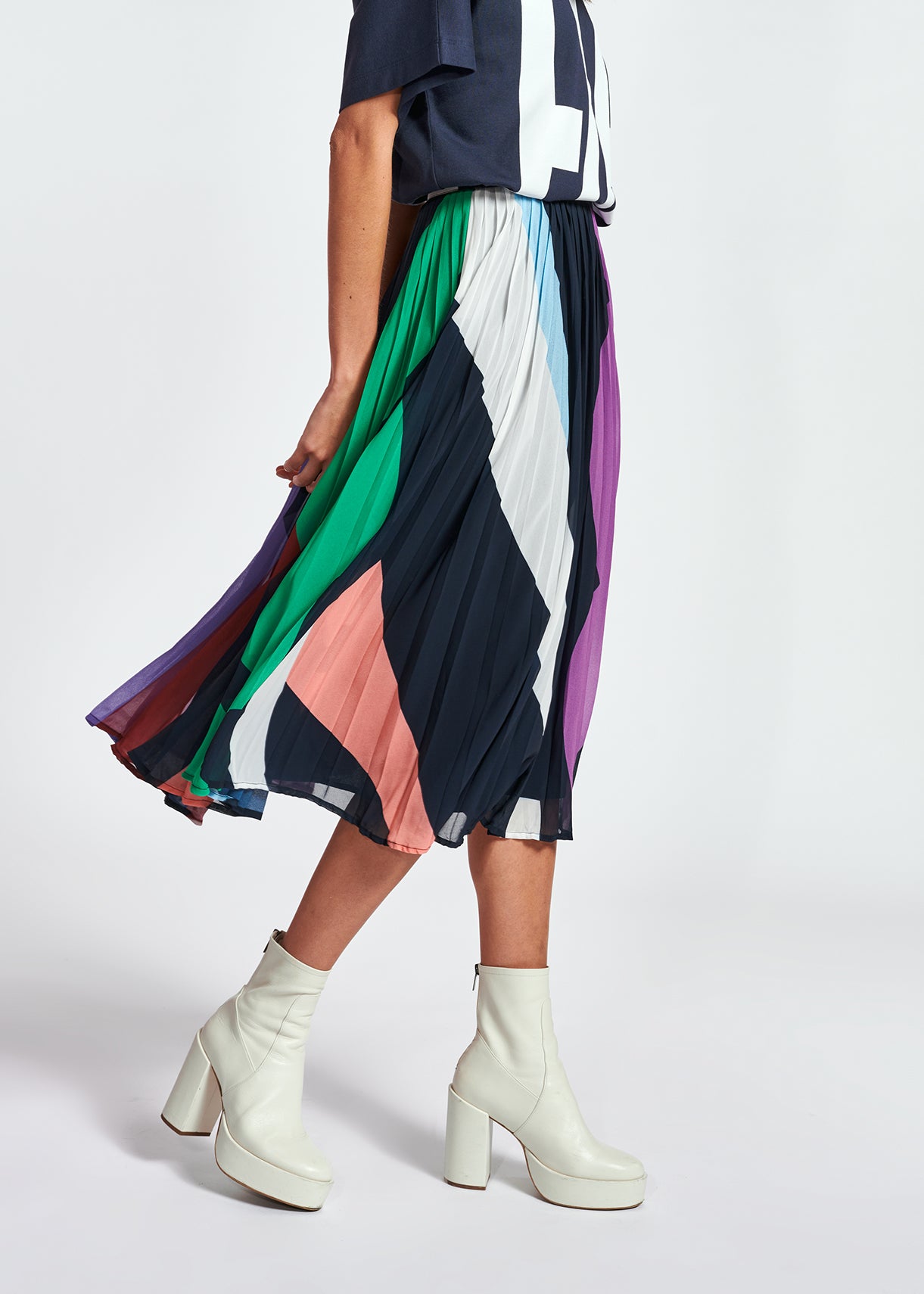 Dark blue graphic print plissé midi skirt RE—SSENTIEL | Essentiel second hand