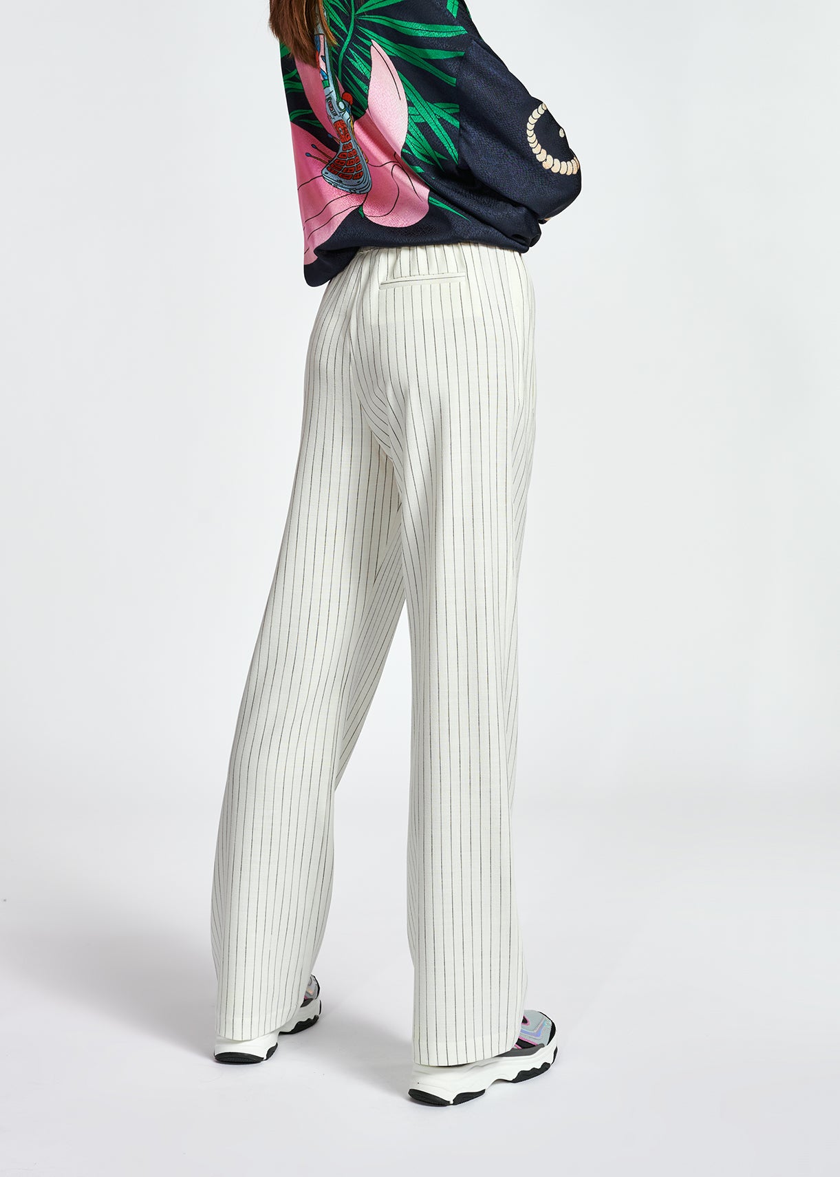 Pantalon blanc cassé à fines rayures RE—SSENTIEL | Essentiel second hand