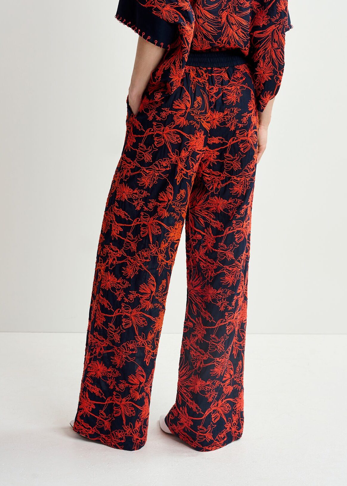 Pantalon large bleu marine à  fleurs brodées RE—SSENTIEL | Essentiel second hand