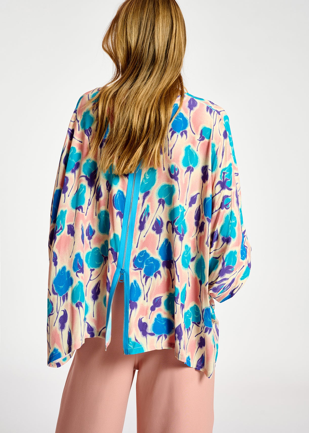 Oversized top met lichtroze, blauwe en paarse bloemenprint RE—SSENTIEL | Essentiel second hand