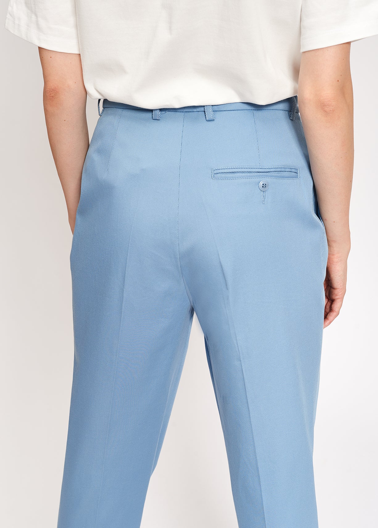 Pantalon bleu pâle aux jambes droites en coton mélangé RE—SSENTIEL | Essentiel second hand