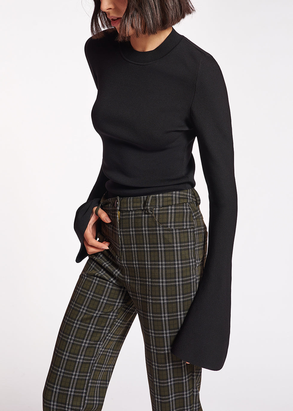 Zwarte aansluitende trui met trompetmouwen RE—SSENTIEL | Essentiel second hand