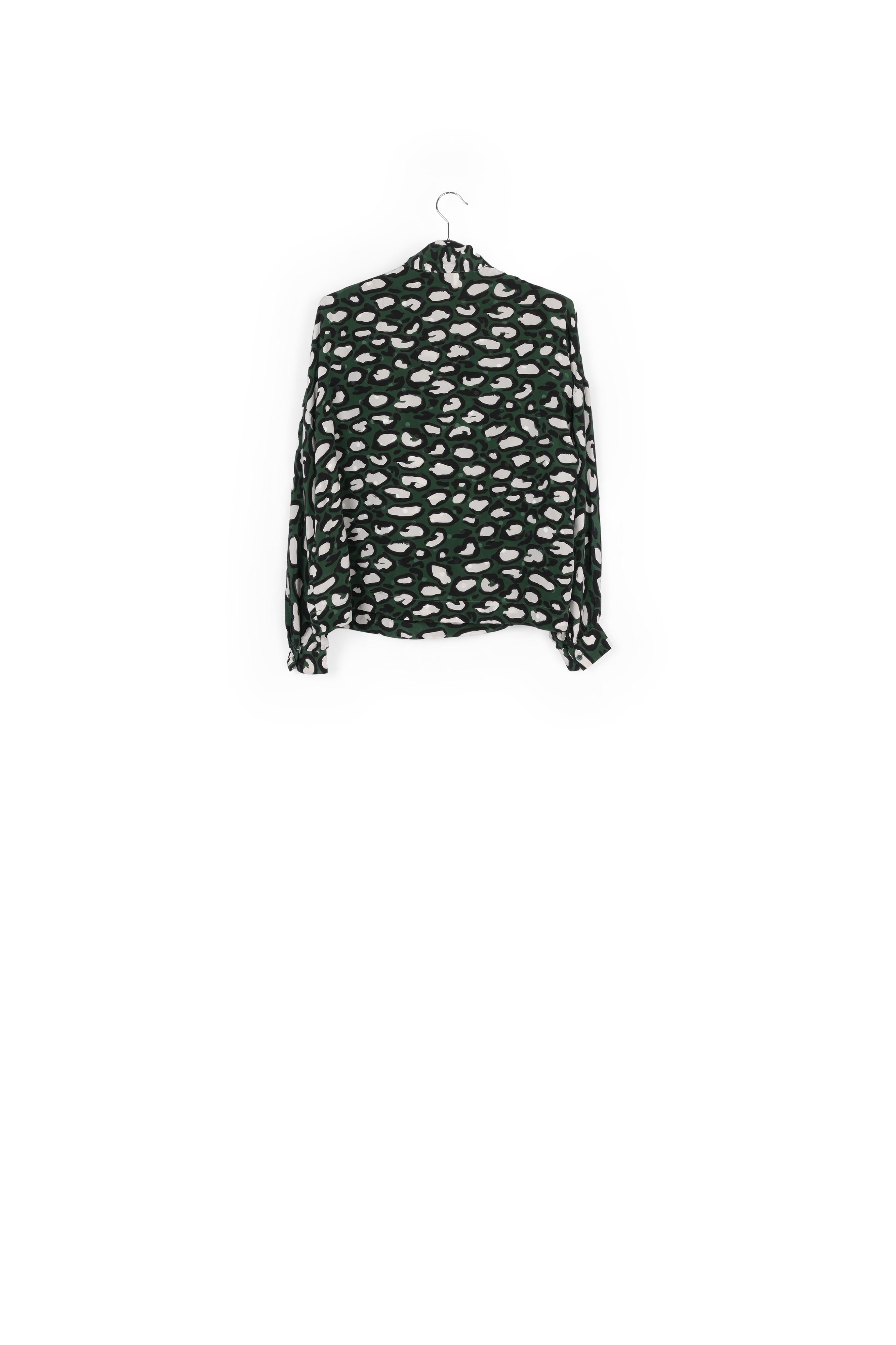 Flesgroen zijden hemd met strikkraag en luipaardprint RE—SSENTIEL | Essentiel second hand