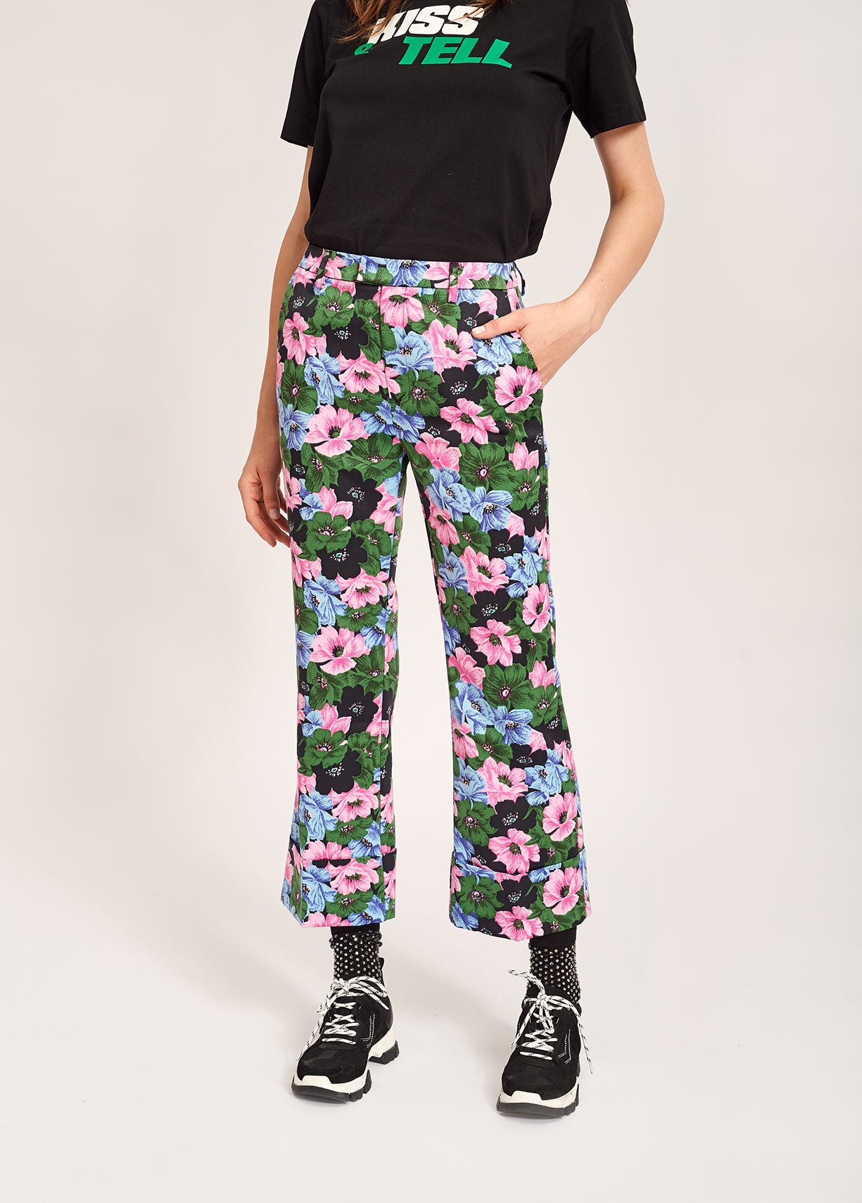 Aansluitende broek met roze, lichtblauwe en flesgroene bloemenprint RE—SSENTIEL | Essentiel second hand