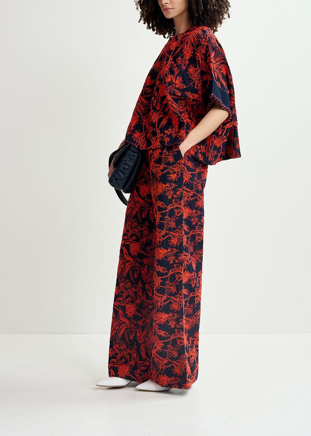 Pantalon large bleu marine à  fleurs brodées RE—SSENTIEL | Essentiel second hand