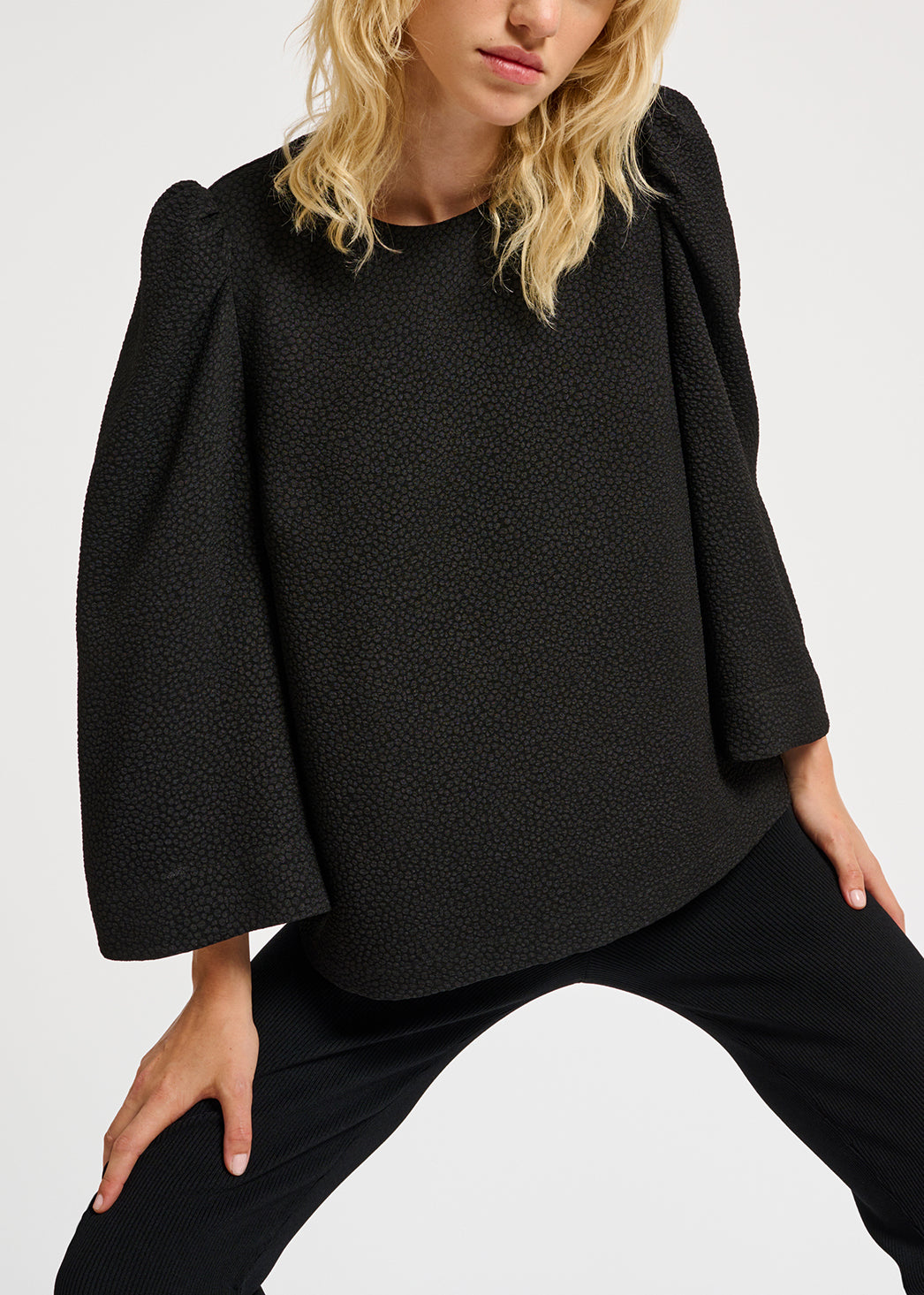 Top noir à manches trompettes RE—SSENTIEL | Essentiel second hand