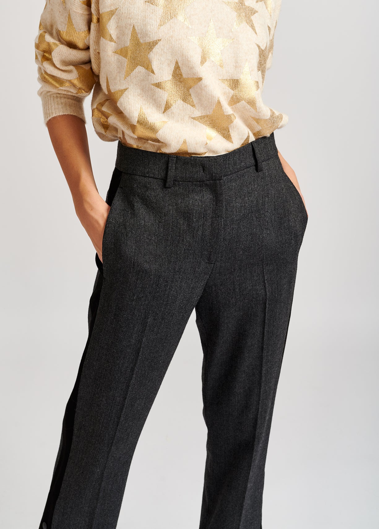 Donkergrijze wolmix broek met contrasterende streep RE—SSENTIEL | Essentiel second hand