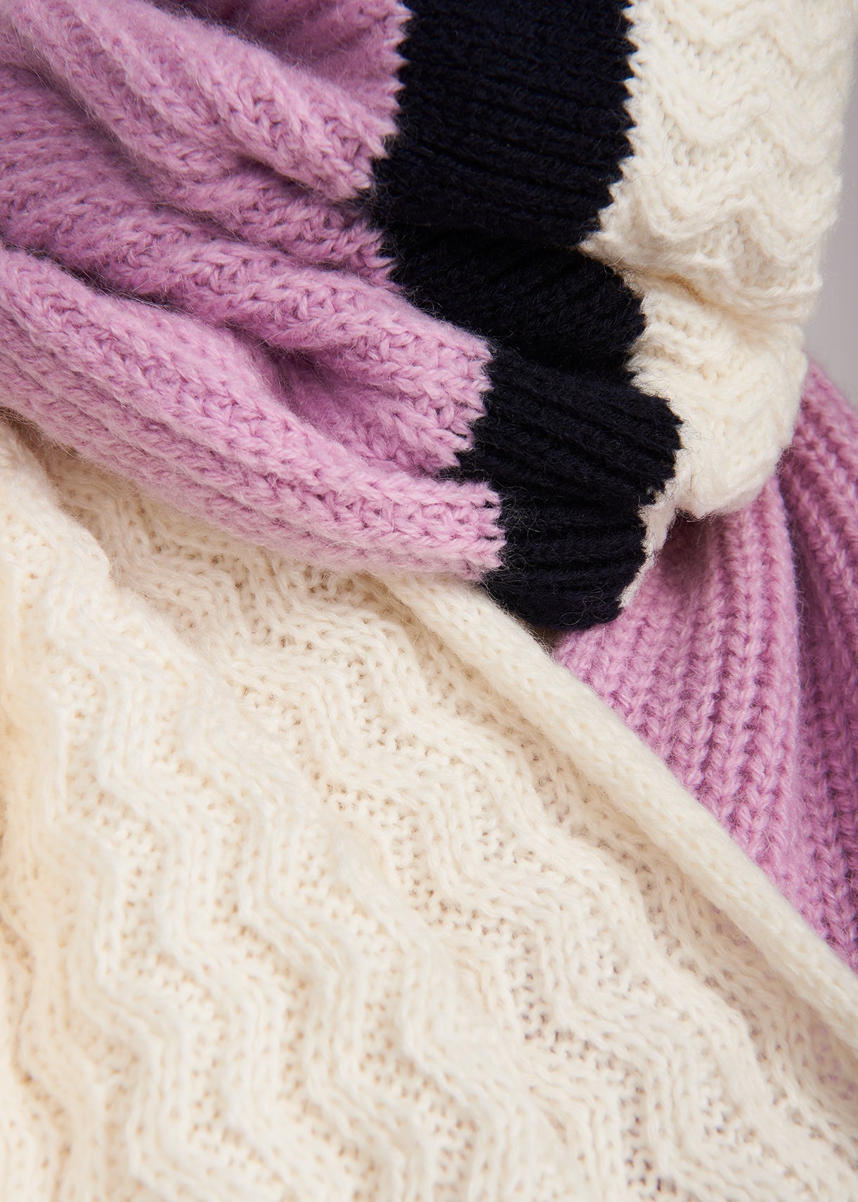 White and lilac two stitch knit scarf RE—SSENTIEL | Essentiel second hand