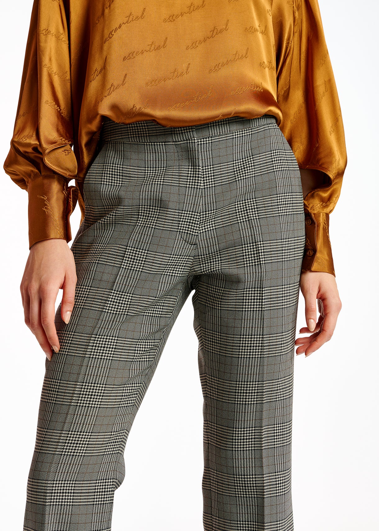 Pantalon à carreaux aux jambes évasées RE—SSENTIEL | Essentiel second hand