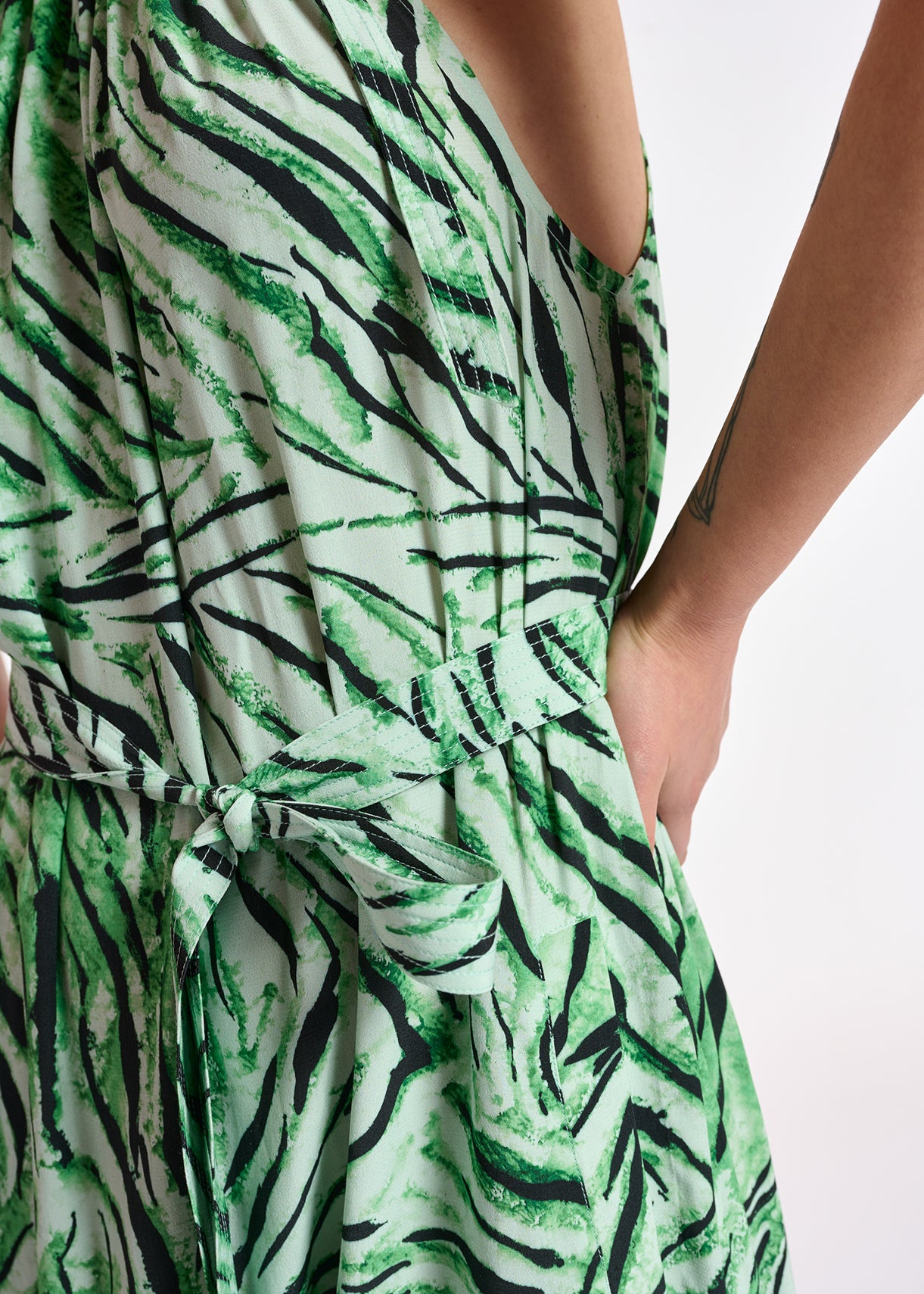 Muntgroene maxi-halterjurk met tijgerprint RE—SSENTIEL | Essentiel second hand