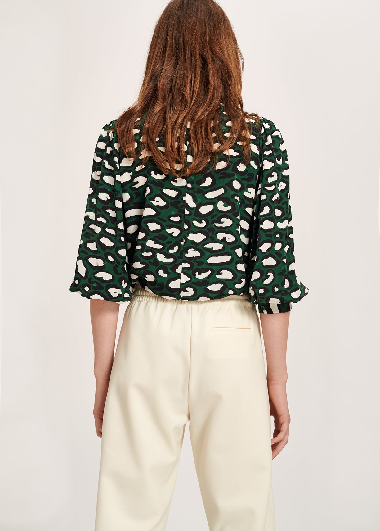 Flesgroene zijden top met opstaande kraag en luipaardprint RE—SSENTIEL | Essentiel second hand