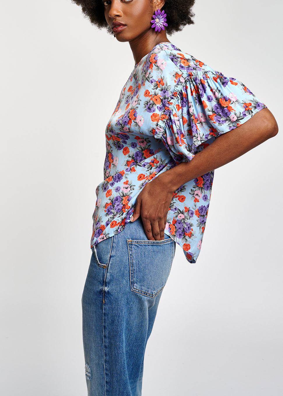 Lichtblauwe bloementop met ruchemouwen RE—SSENTIEL | Essentiel second hand