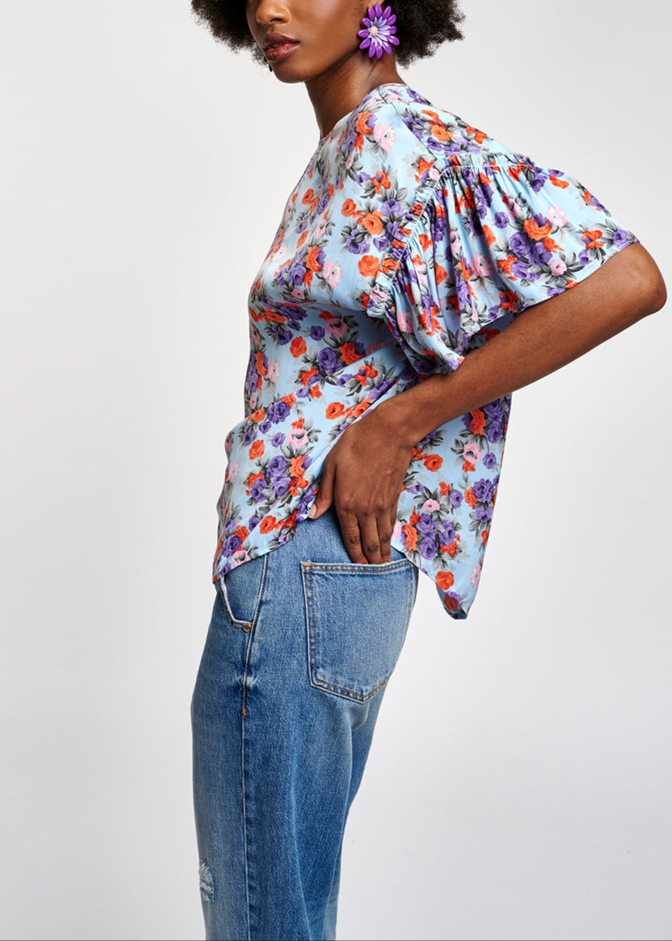 Lichtblauwe bloementop met ruchemouwen RE—SSENTIEL | Essentiel second hand