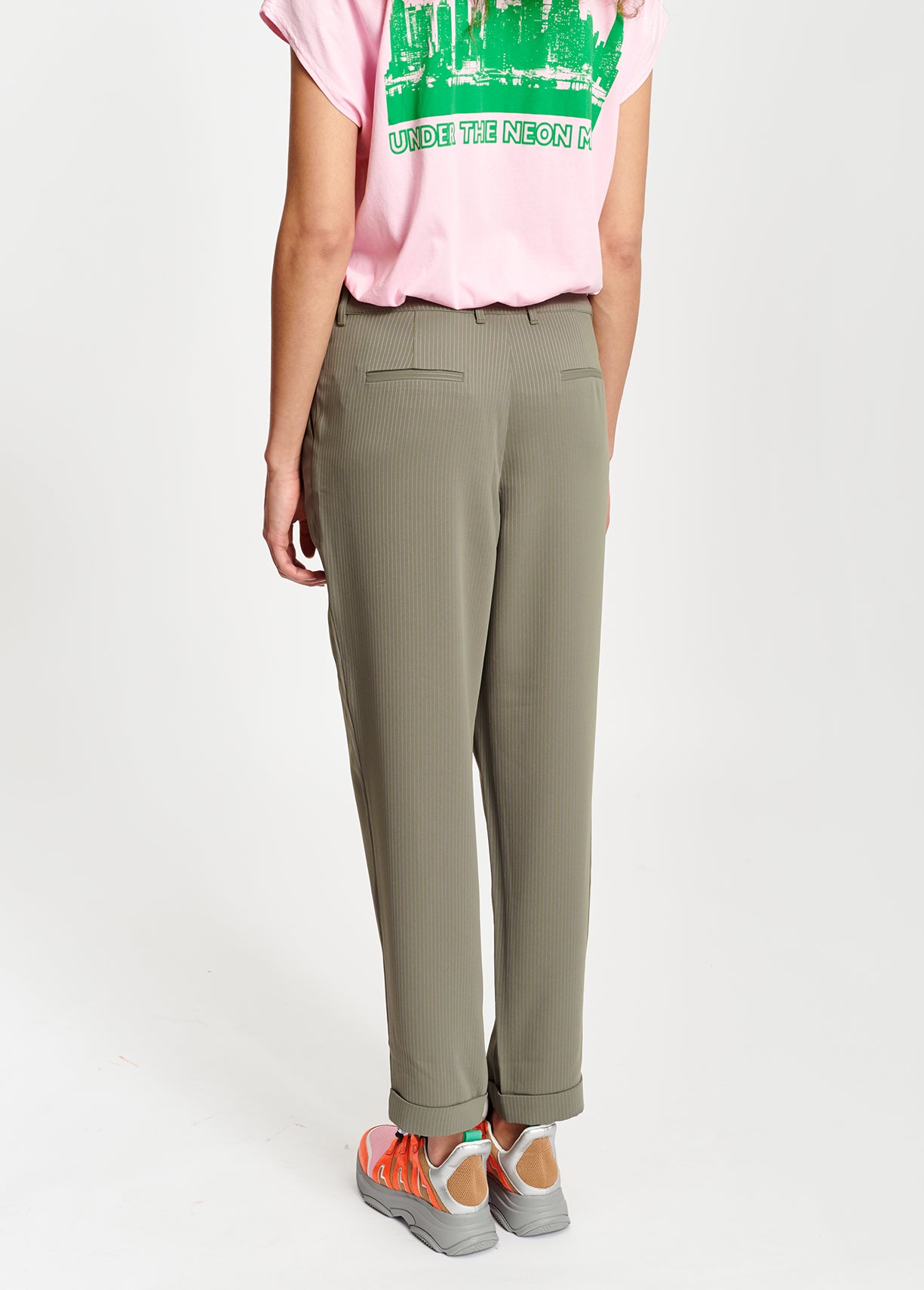 Pantalon près du corps gris à rayures RE—SSENTIEL | Essentiel second hand