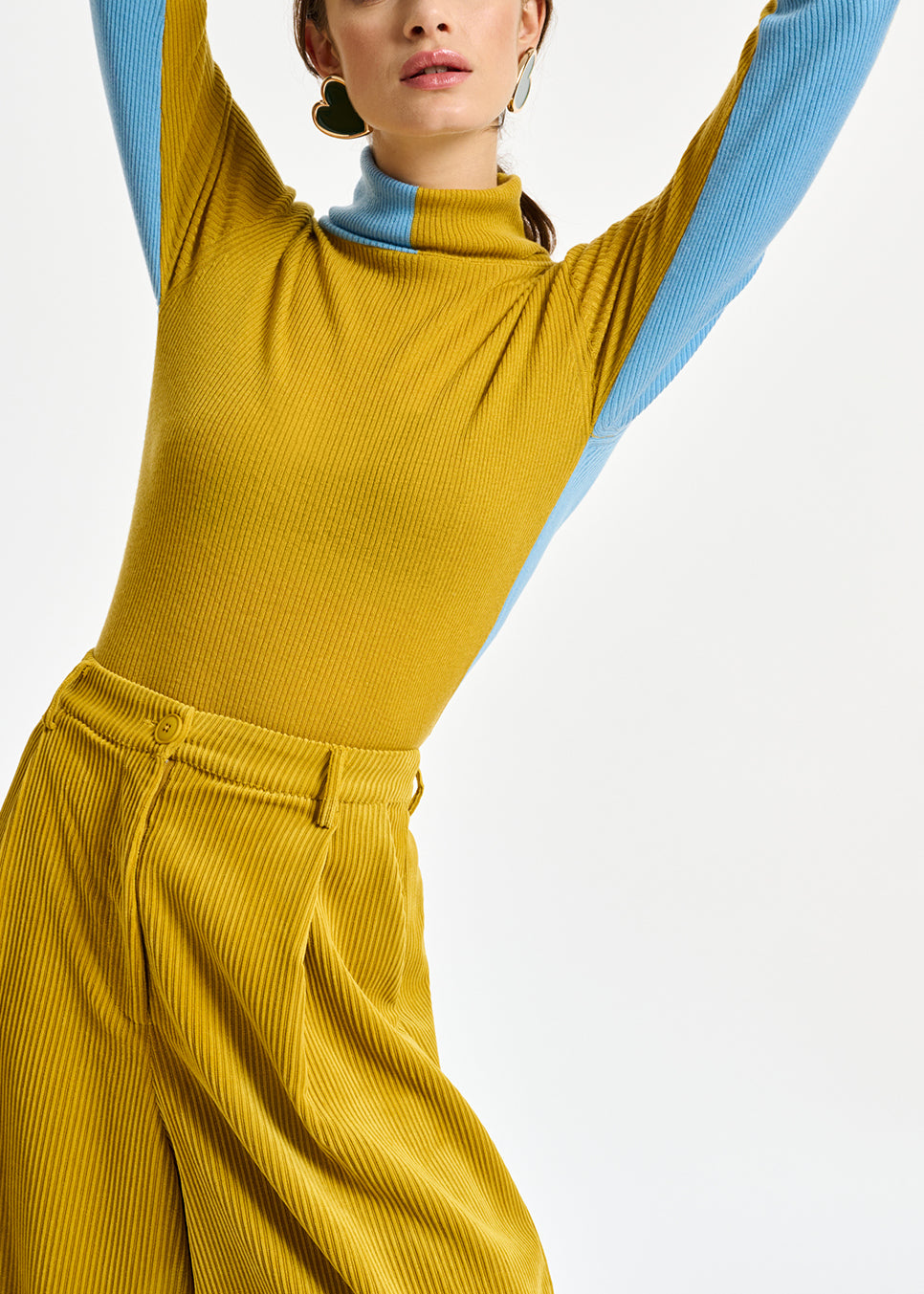 Pull à col roulé en tricot bicolore ocre et bleu RE—SSENTIEL | Essentiel second hand