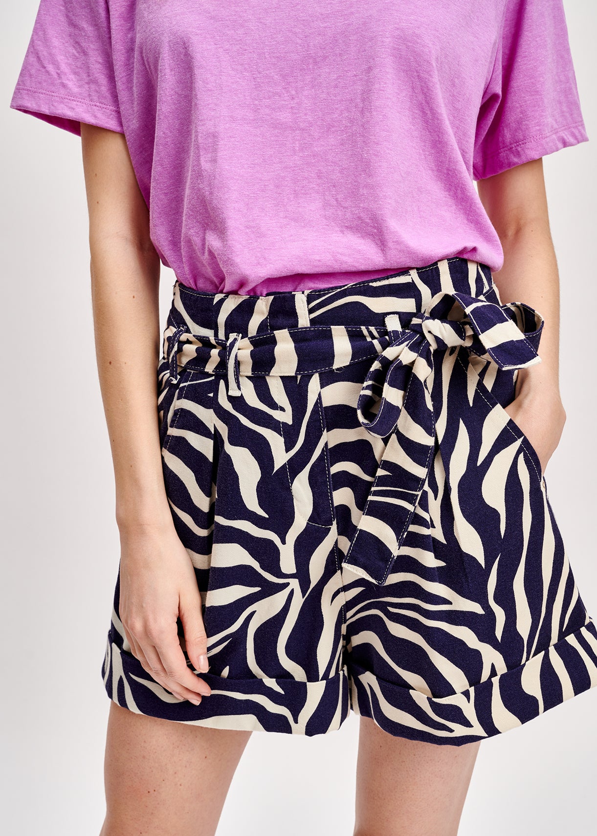 Short à imprimé zèbre blanc cassé et bleu marine avec ceinture RE—SSENTIEL | Essentiel second hand