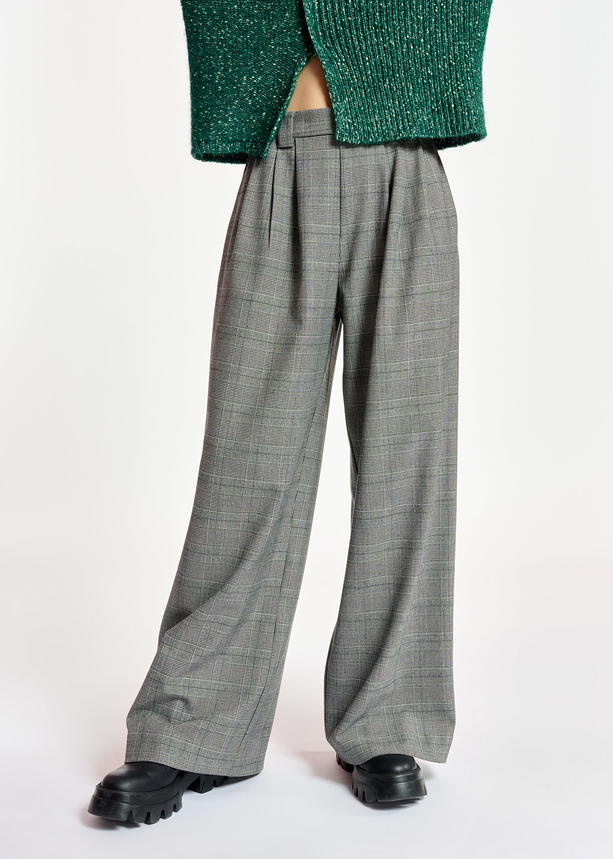 Grey wide-leg pants with check motif RE—SSENTIEL | Essentiel second hand