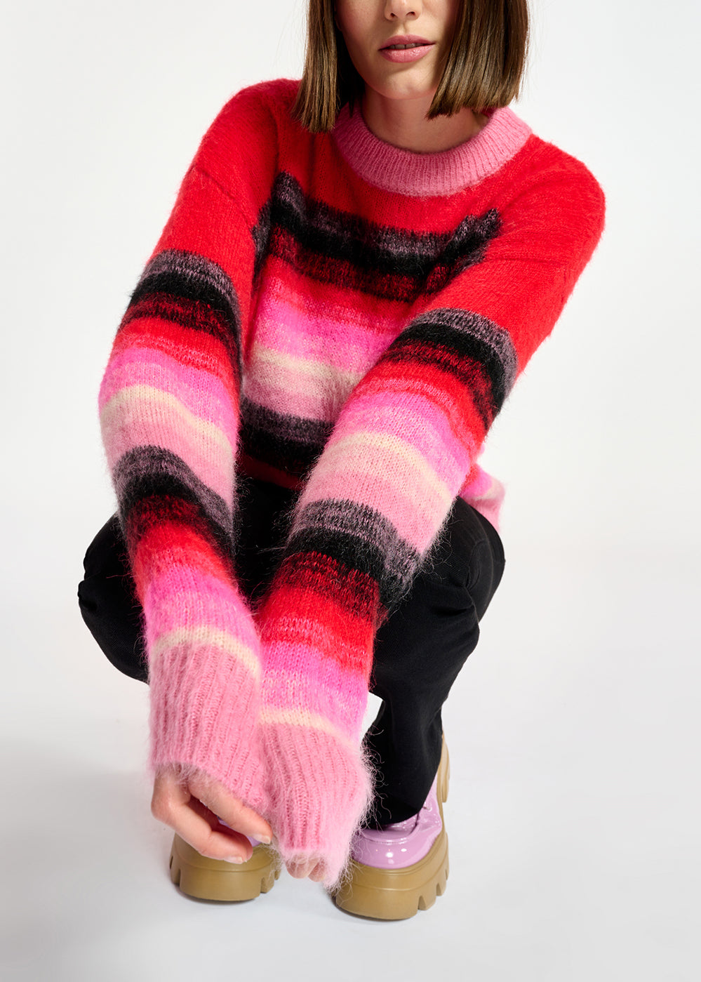 Gebreide trui met rode, roze en zwarte strepen RE—SSENTIEL | Essentiel second hand