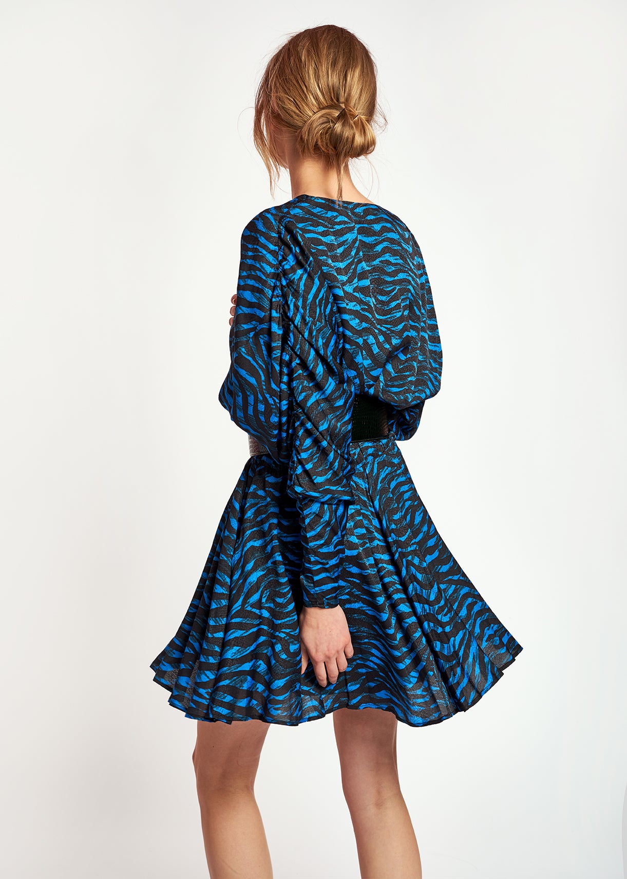 Volumineuze mini-jurk met blauwe en groene zebraprint RE—SSENTIEL | Essentiel second hand