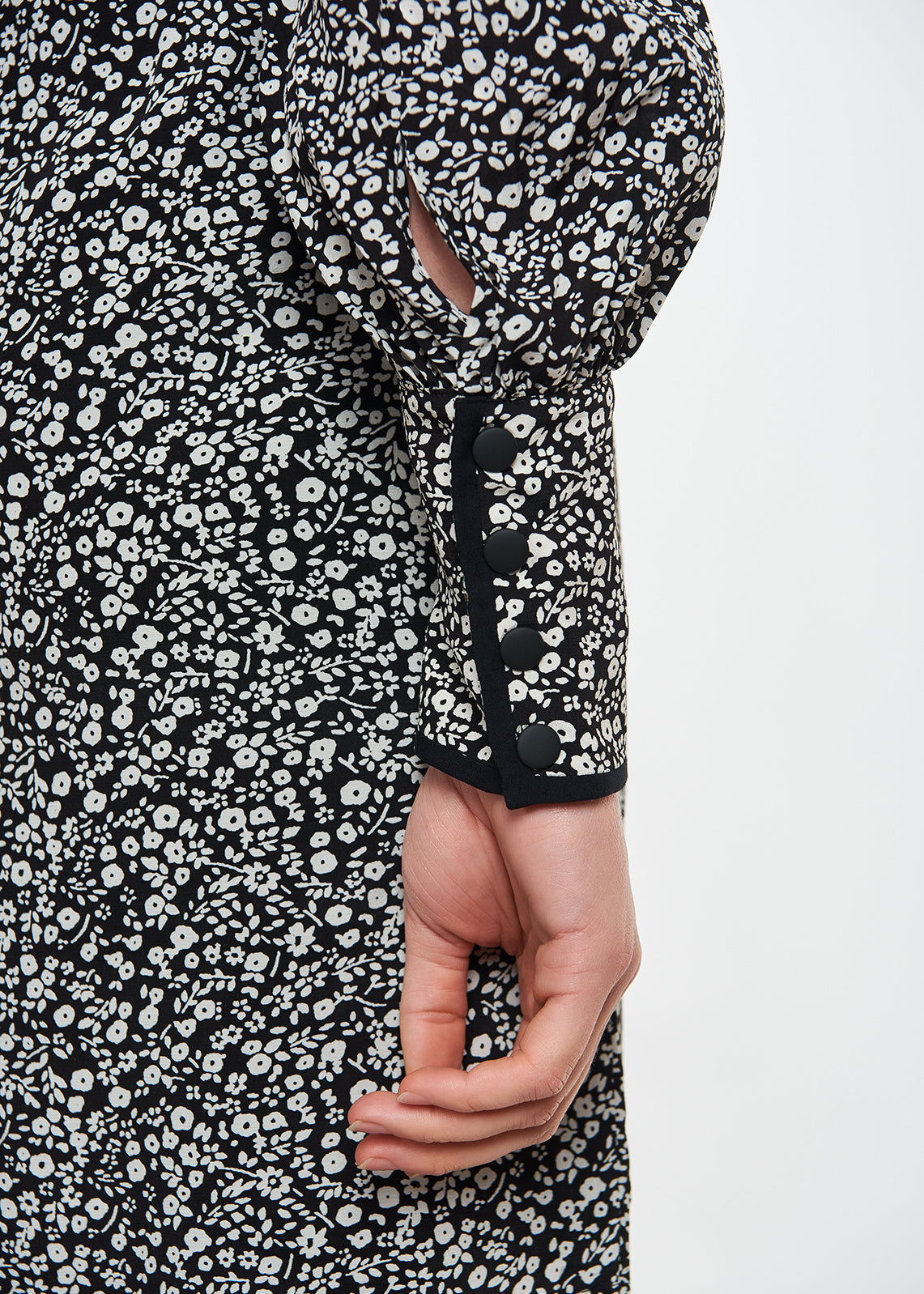 Robe midi à fleurs noire et blanc cassé RE—SSENTIEL | Essentiel second hand