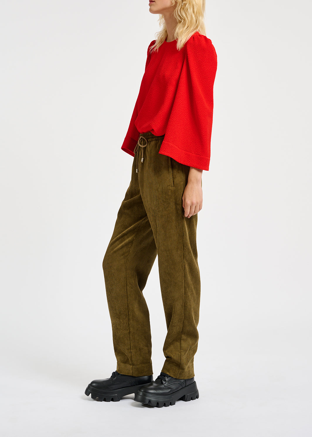 Taps toelopende broek in kaki fluweel RE—SSENTIEL | Essentiel second hand