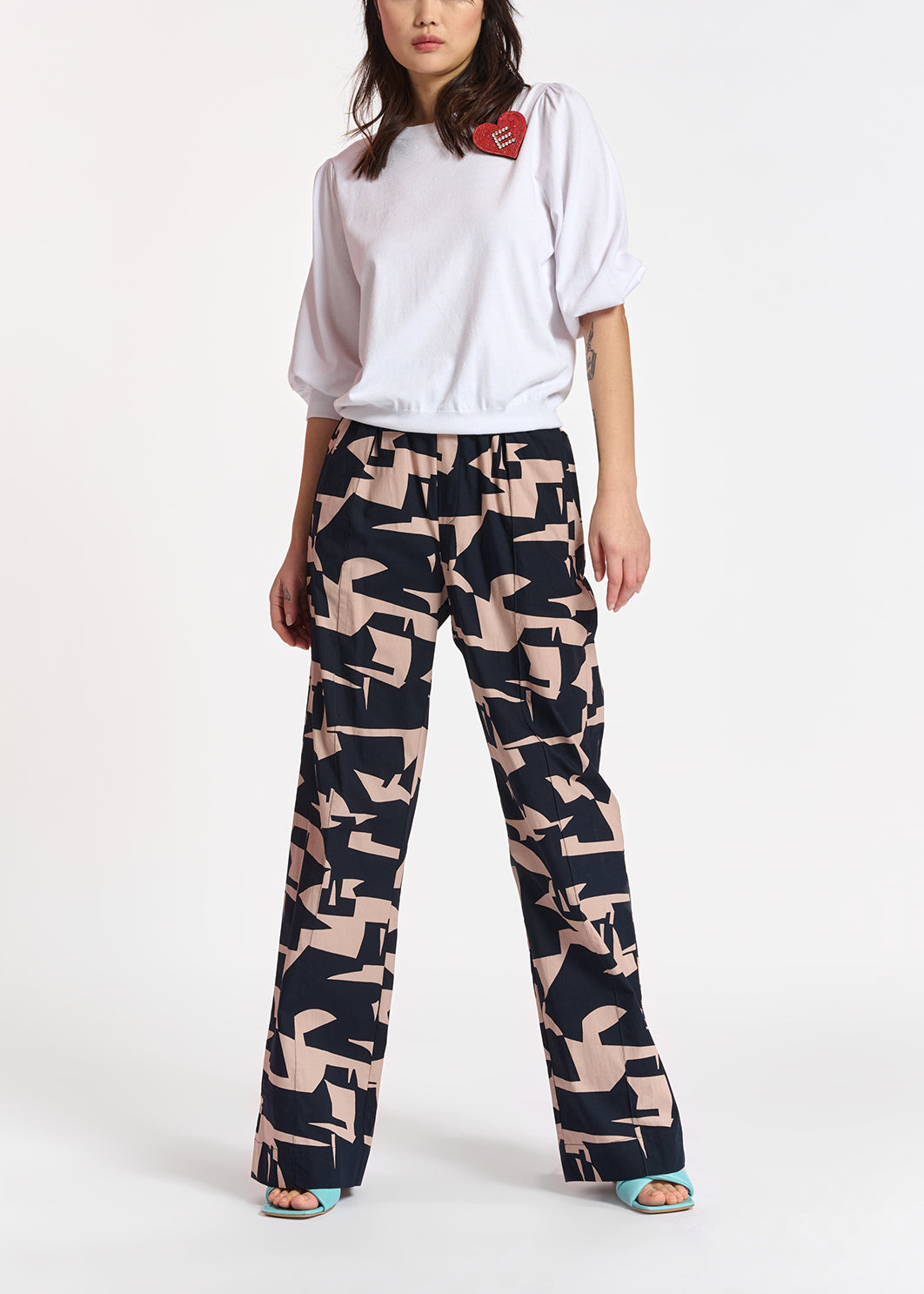 Pantalon beige avec imprimé bleu graphique RE—SSENTIEL | Essentiel second hand