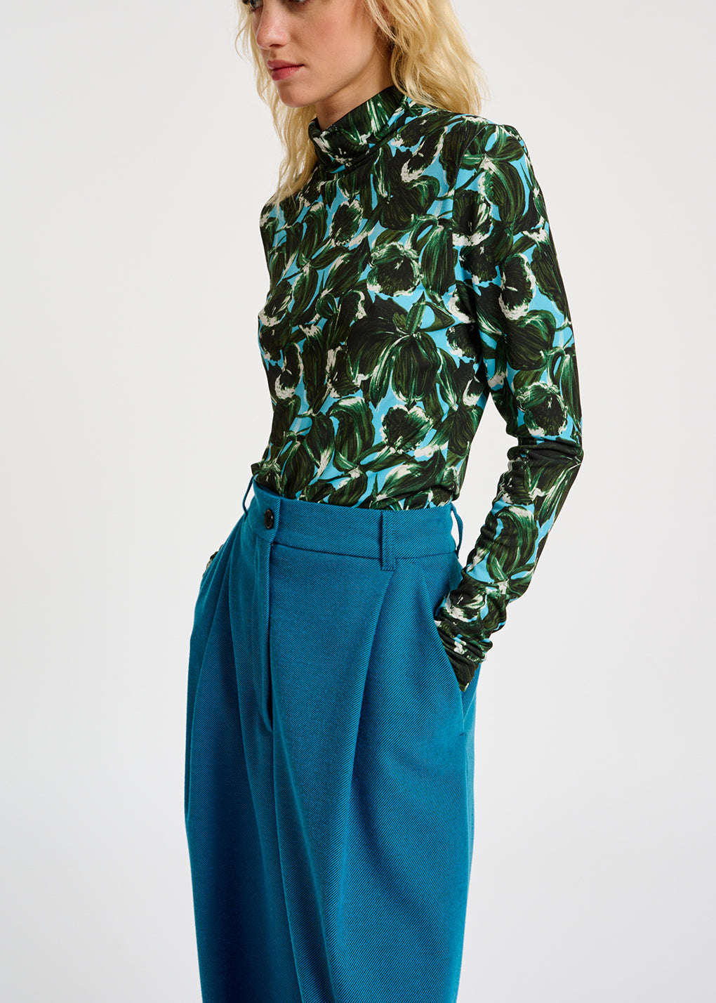 Blue and dark green leaf-print turtleneck top RE—SSENTIEL | Essentiel second hand