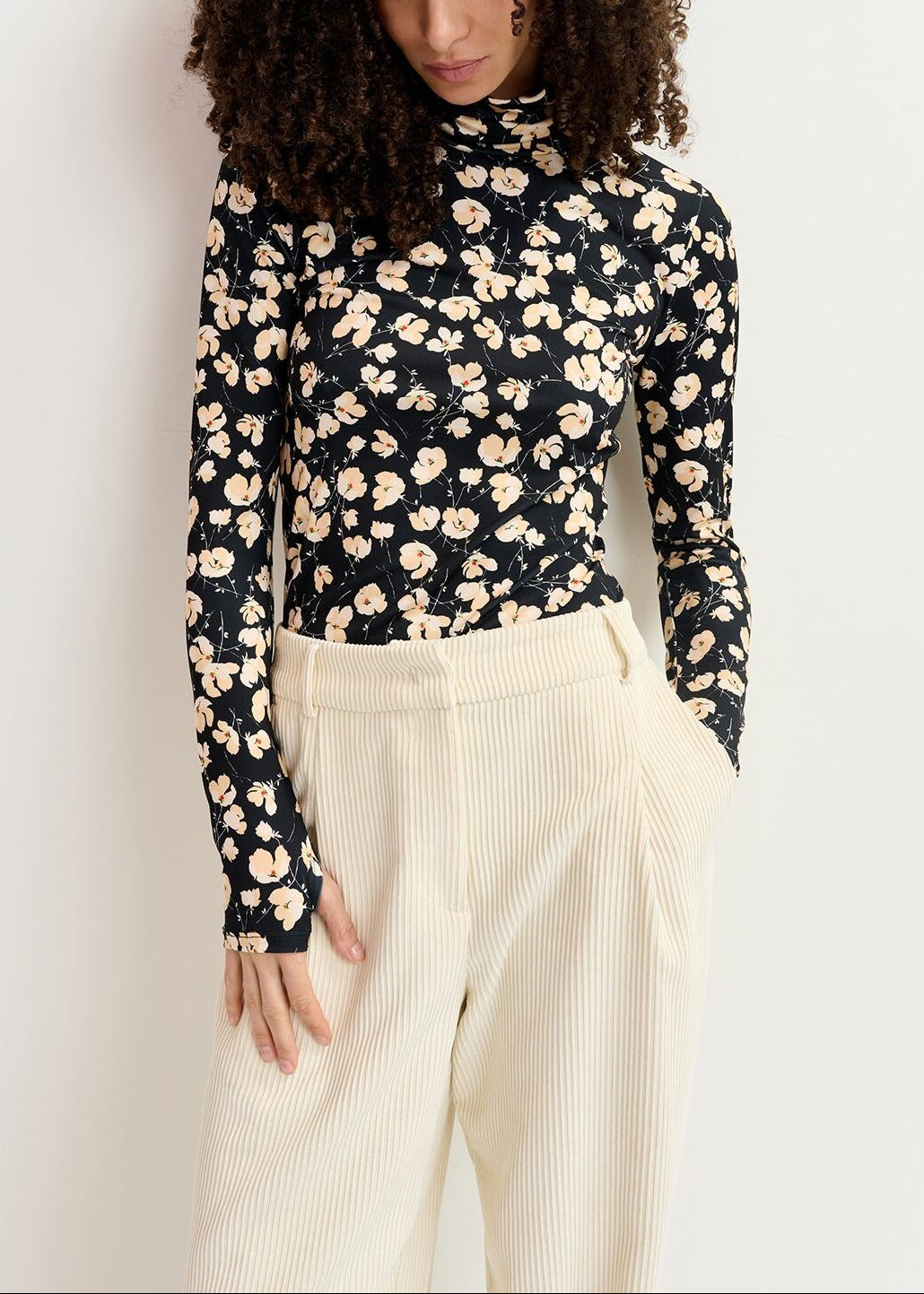 Zwarte en ecru rolkraagtop met bloemenprint RE—SSENTIEL | Essentiel second hand