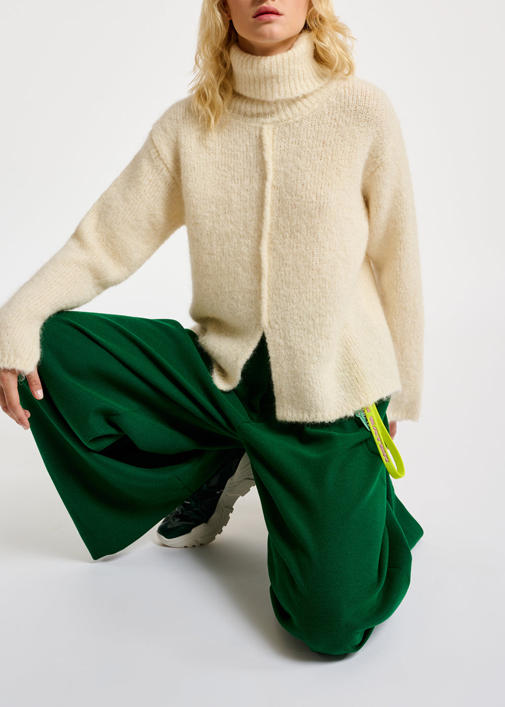 Pull à  col roulé en mohair mélangé blanc cassé RE—SSENTIEL | Essentiel second hand