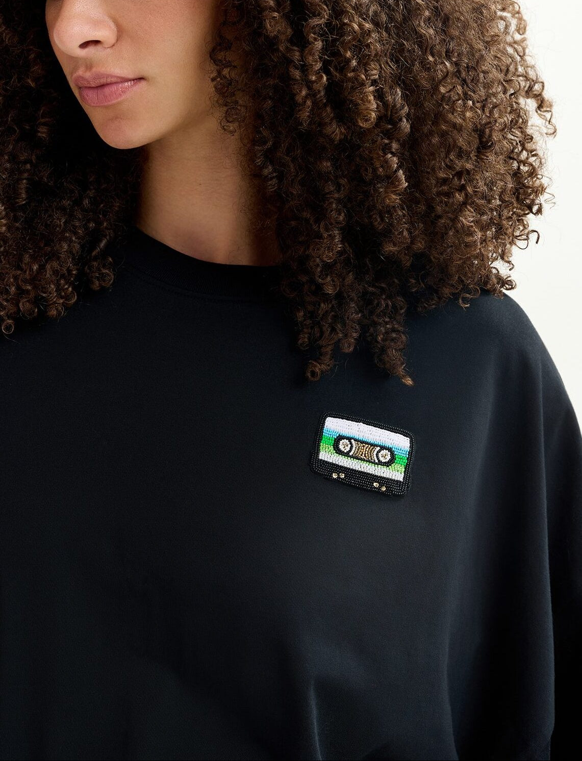 T-shirt court en coton bio noir à  broderie RE—SSENTIEL | Essentiel second hand