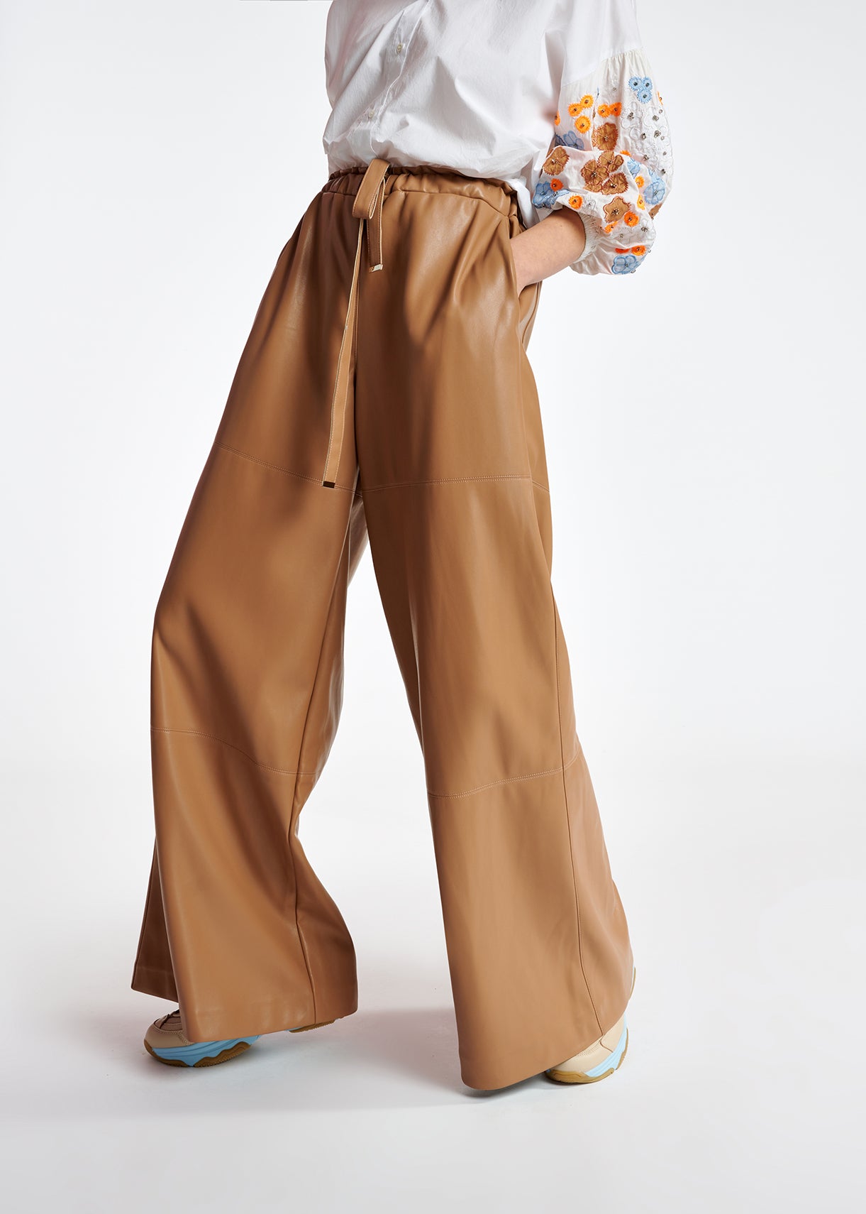 Bruine faux leren broek met wijde pijpen RE—SSENTIEL | Essentiel second hand