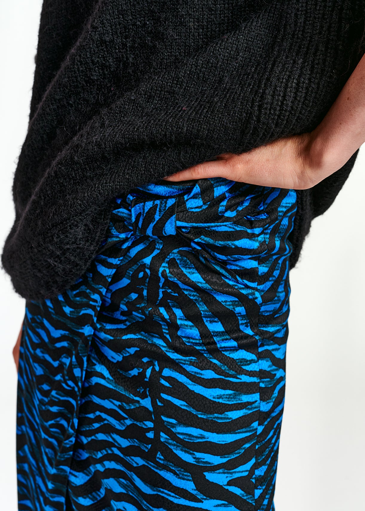 Jupe fourreau portefeuille bleue et noire RE—SSENTIEL | Essentiel second hand