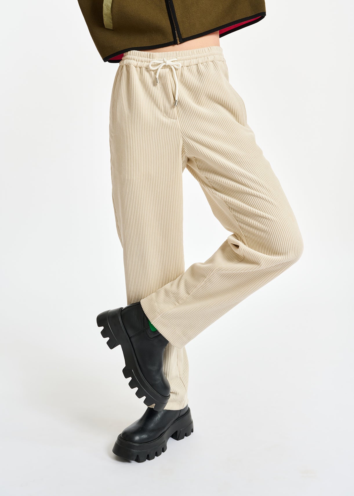 Pantalon fuselé en velours blanc cassé RE—SSENTIEL | Essentiel second hand
