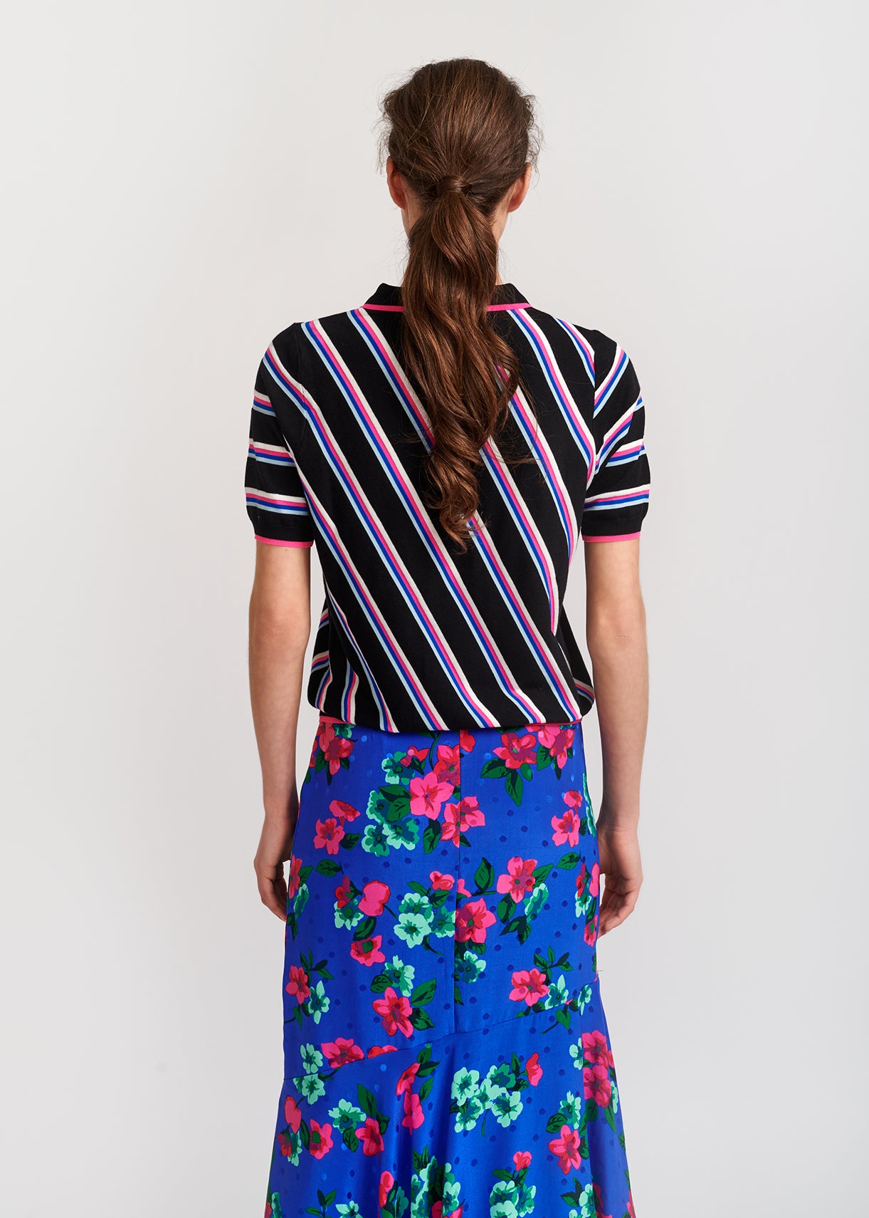 Blauwe zijden midirok met bloemen en stippen RE—SSENTIEL | Essentiel second hand
