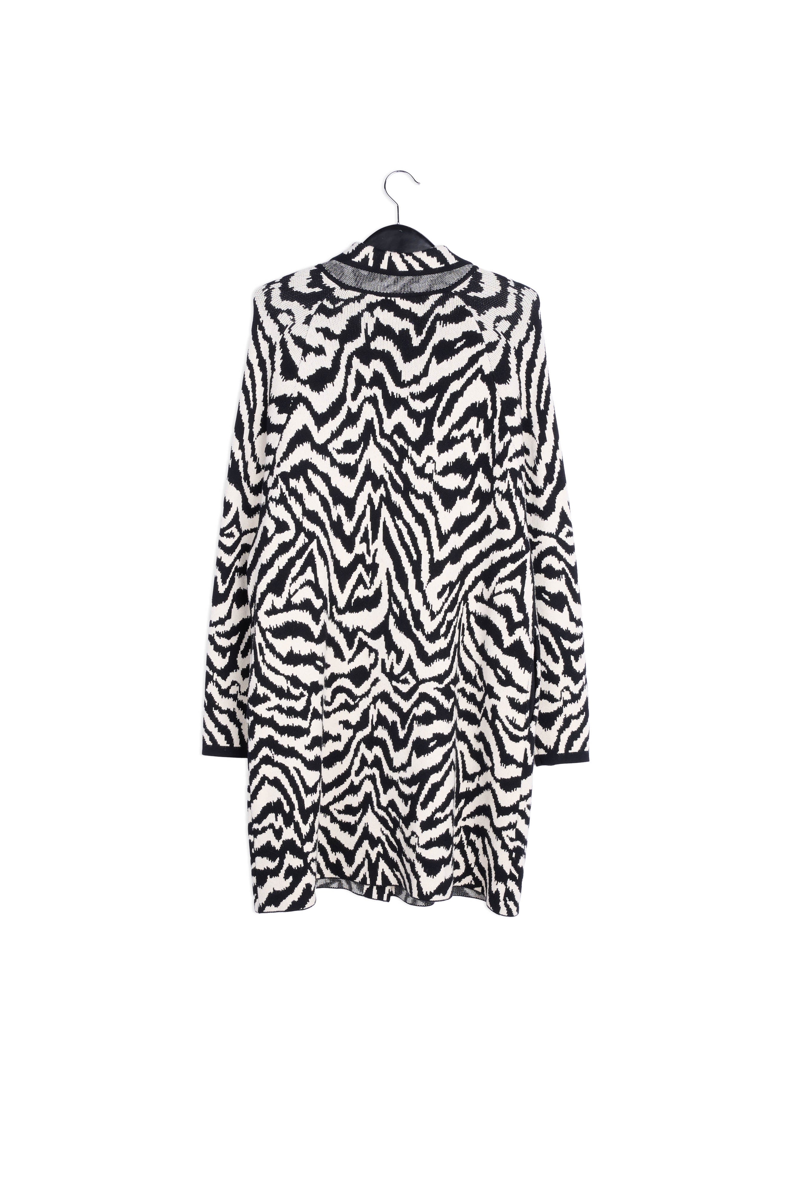 Lange zwart-witte jas met jacquard zebramotief RE—SSENTIEL | Essentiel second hand