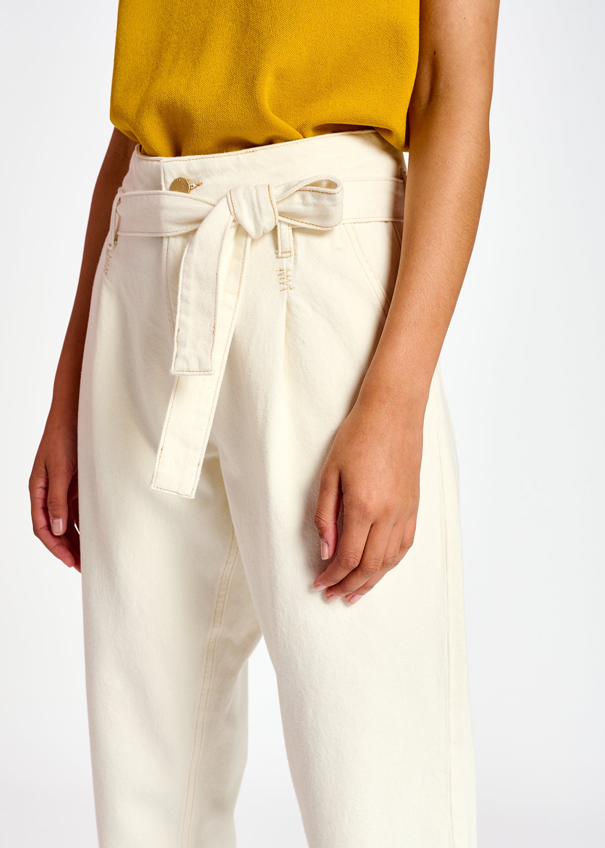 Off-white belted carrot-shaped high-rise jeans RE—SSENTIEL | Essentiel second hand