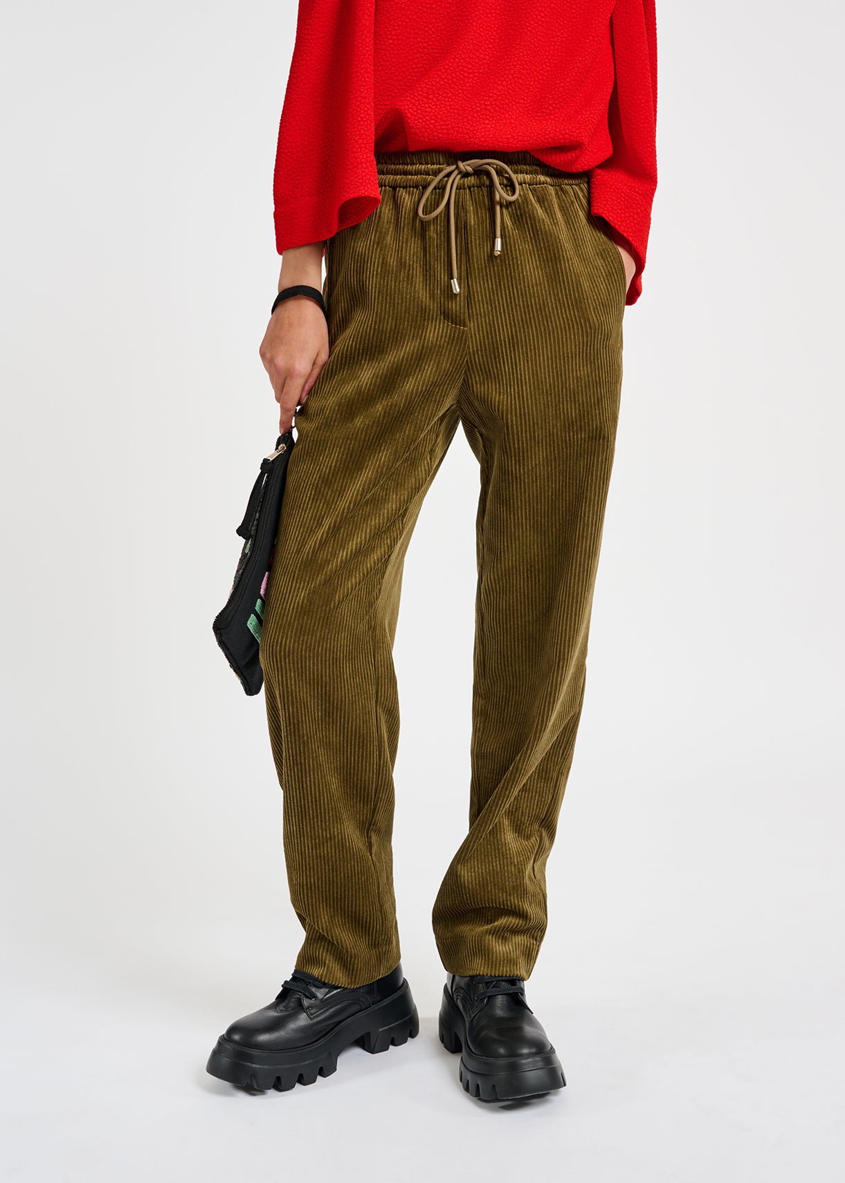 Taps toelopende broek in kaki fluweel RE—SSENTIEL | Essentiel second hand