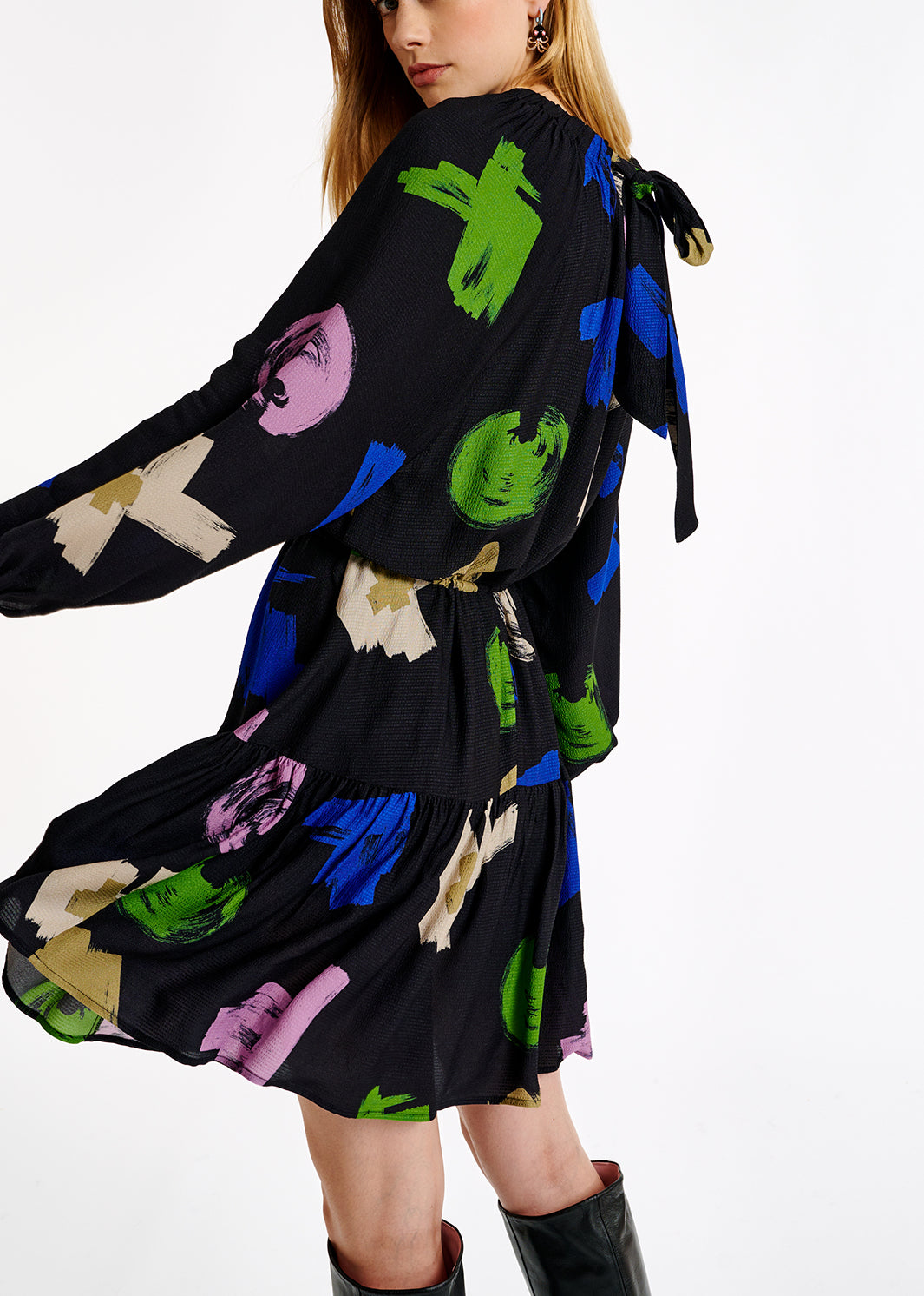 Donkerblauwe, lila en gebroken witte mini-jurk met grafische print RE—SSENTIEL | Essentiel second hand