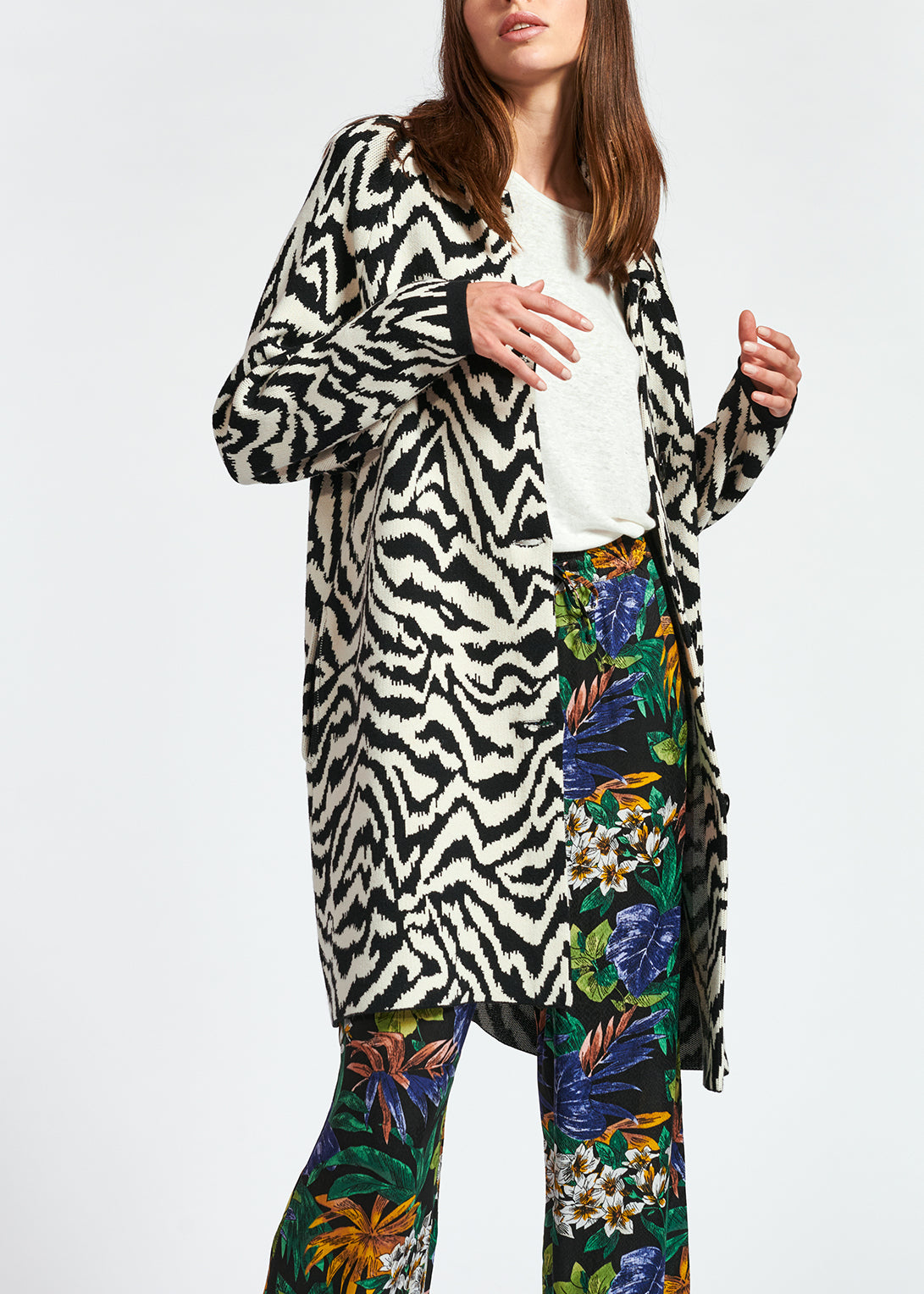 Long black and off-white jacquard coat with zebra motif RE—SSENTIEL | Essentiel second hand