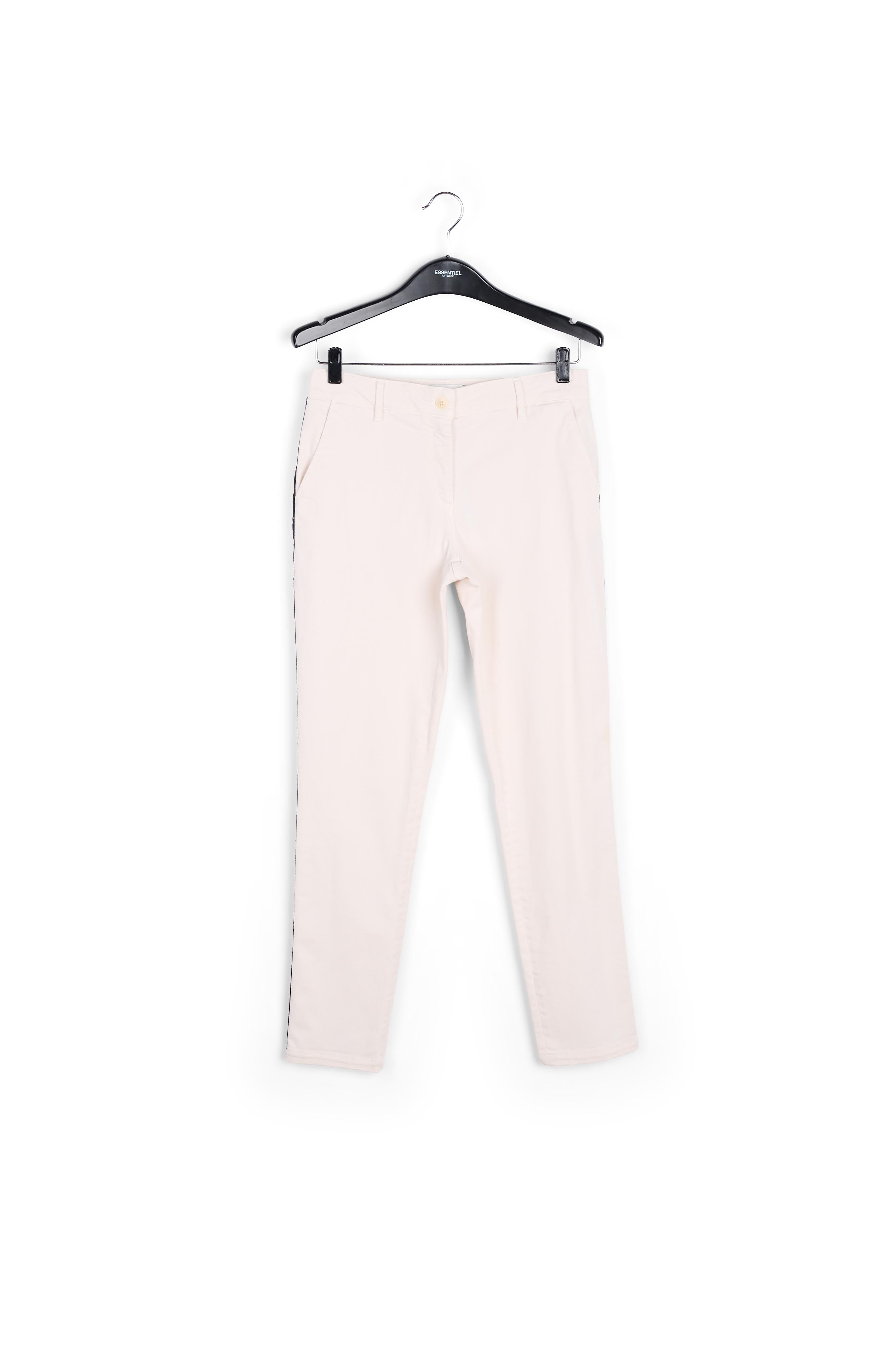 Pantalon en coton sergé blanc avec ruban noir et rouge RE—SSENTIEL | Essentiel second hand