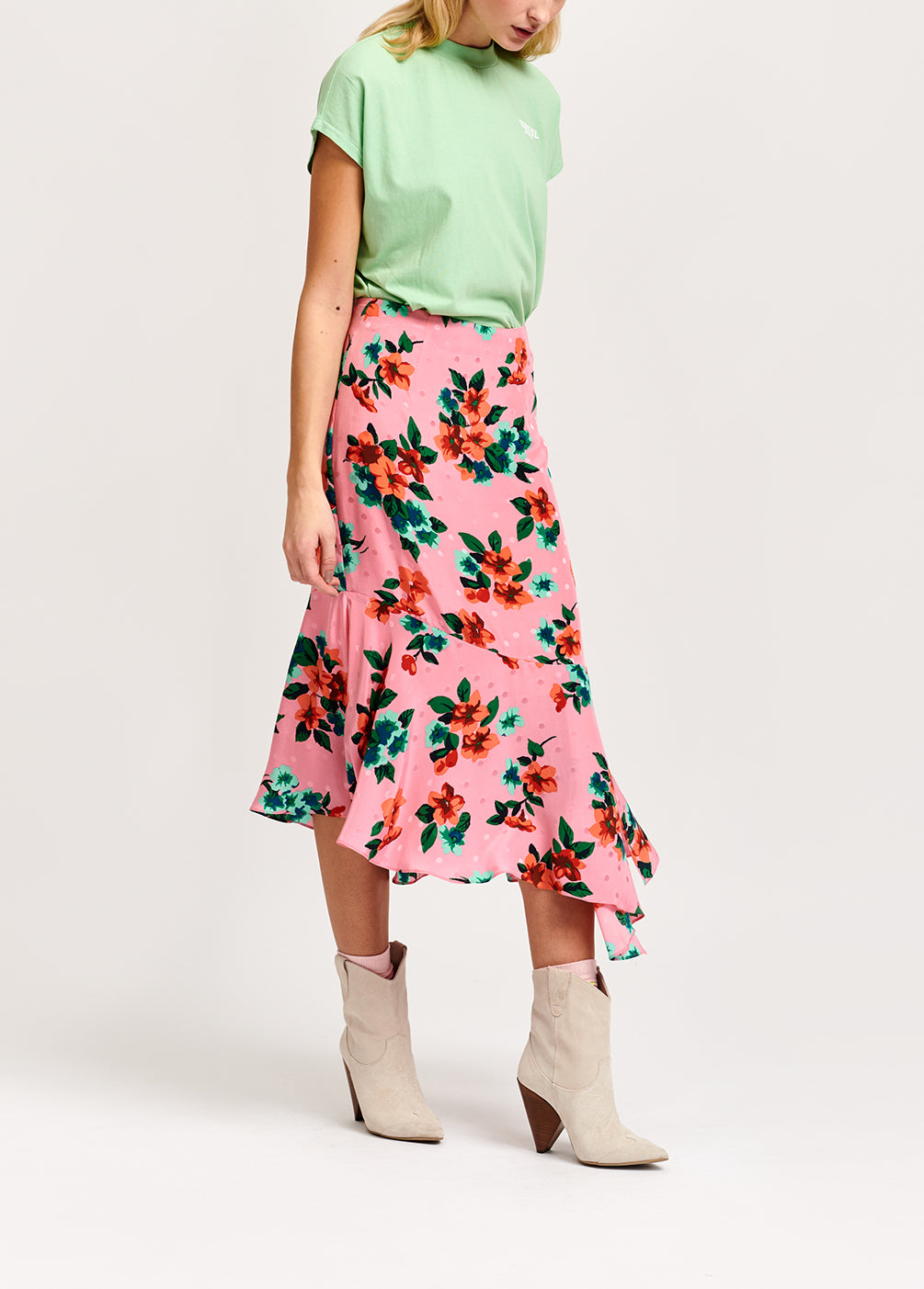 Roze zijden midirok met bloemen en stippen RE—SSENTIEL | Essentiel second hand