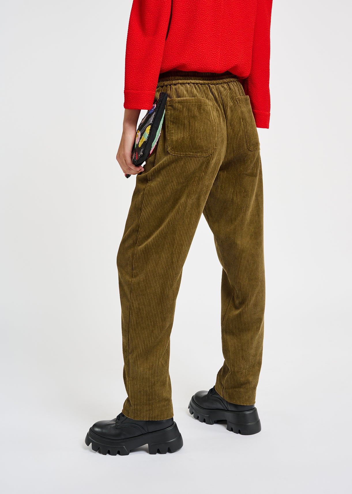 Taps toelopende broek in kaki fluweel RE—SSENTIEL | Essentiel second hand