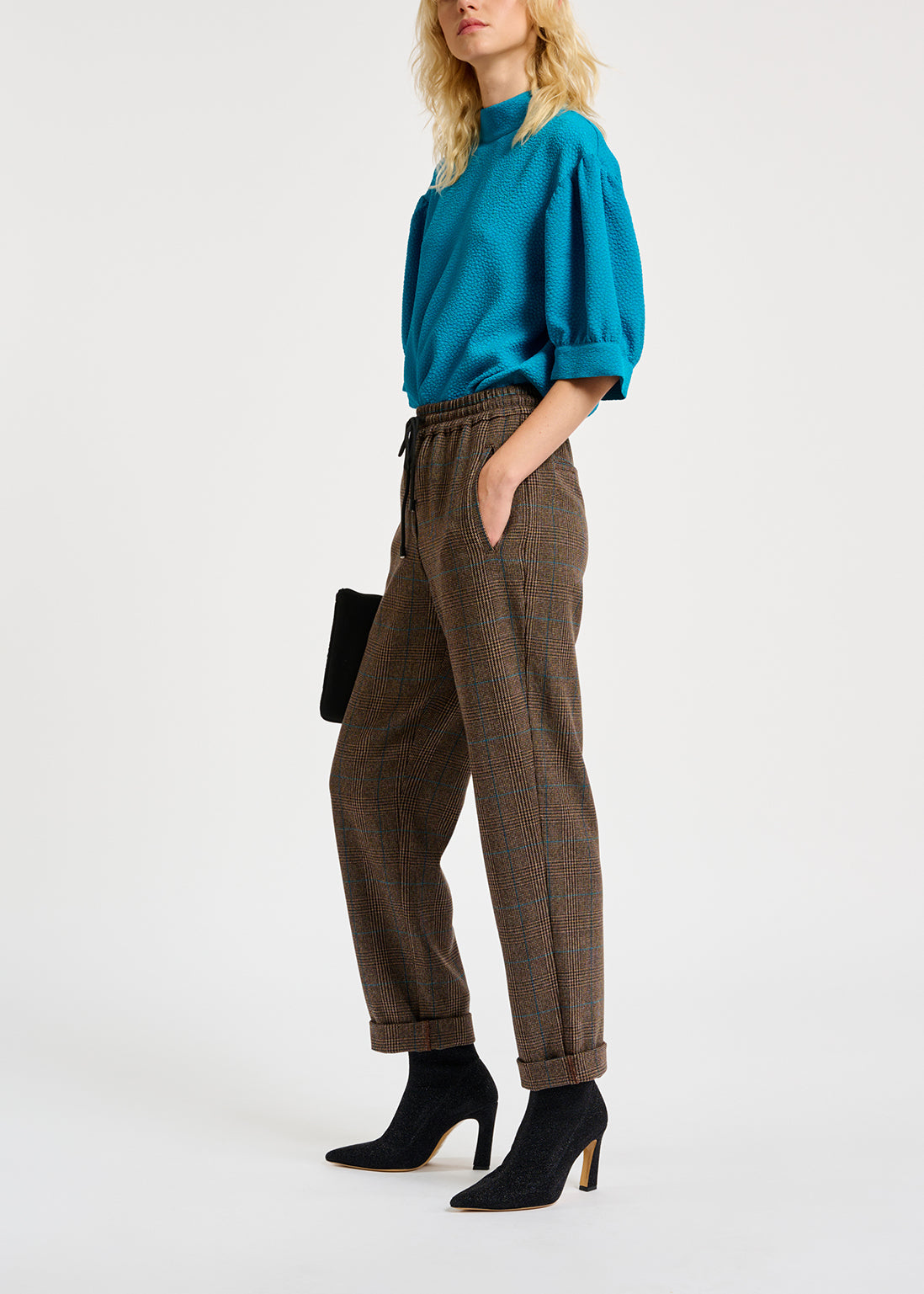 Bruine broek met zwart en blauw ruitjesmotief RE—SSENTIEL | Essentiel second hand