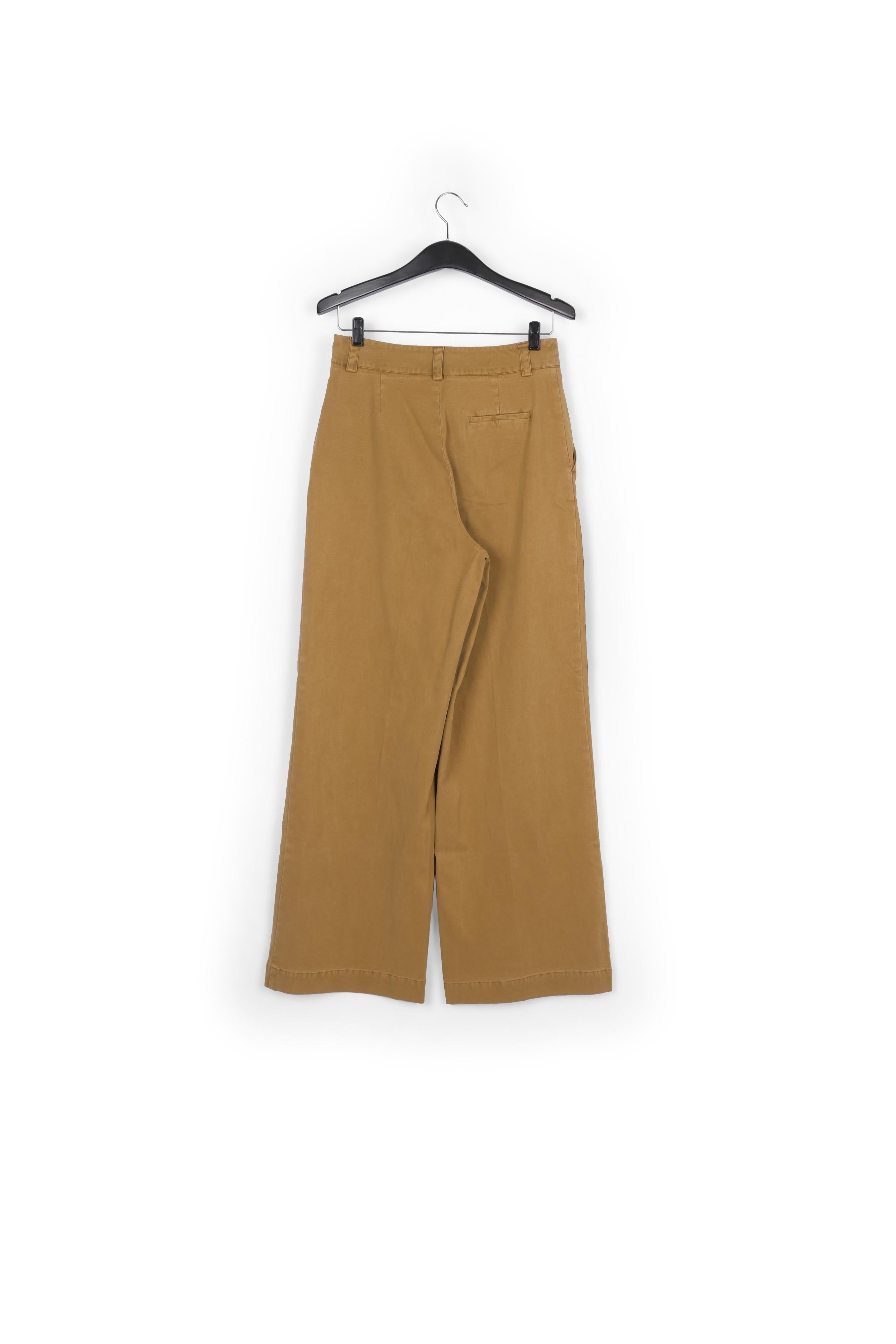 Pantalon kaki aux jambes droites RE—SSENTIEL | Essentiel second hand